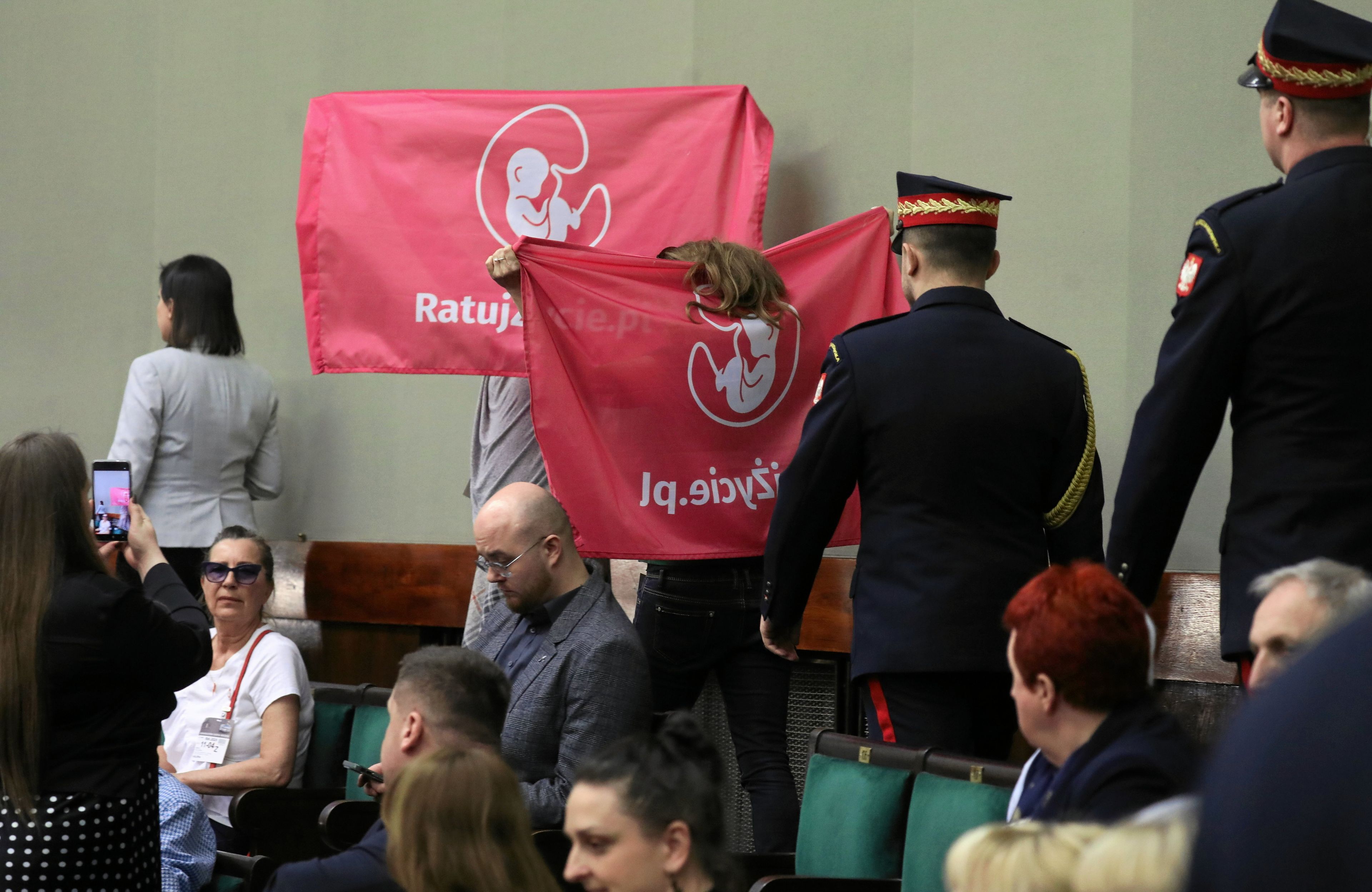 osoby z banerami "ratuj życie"