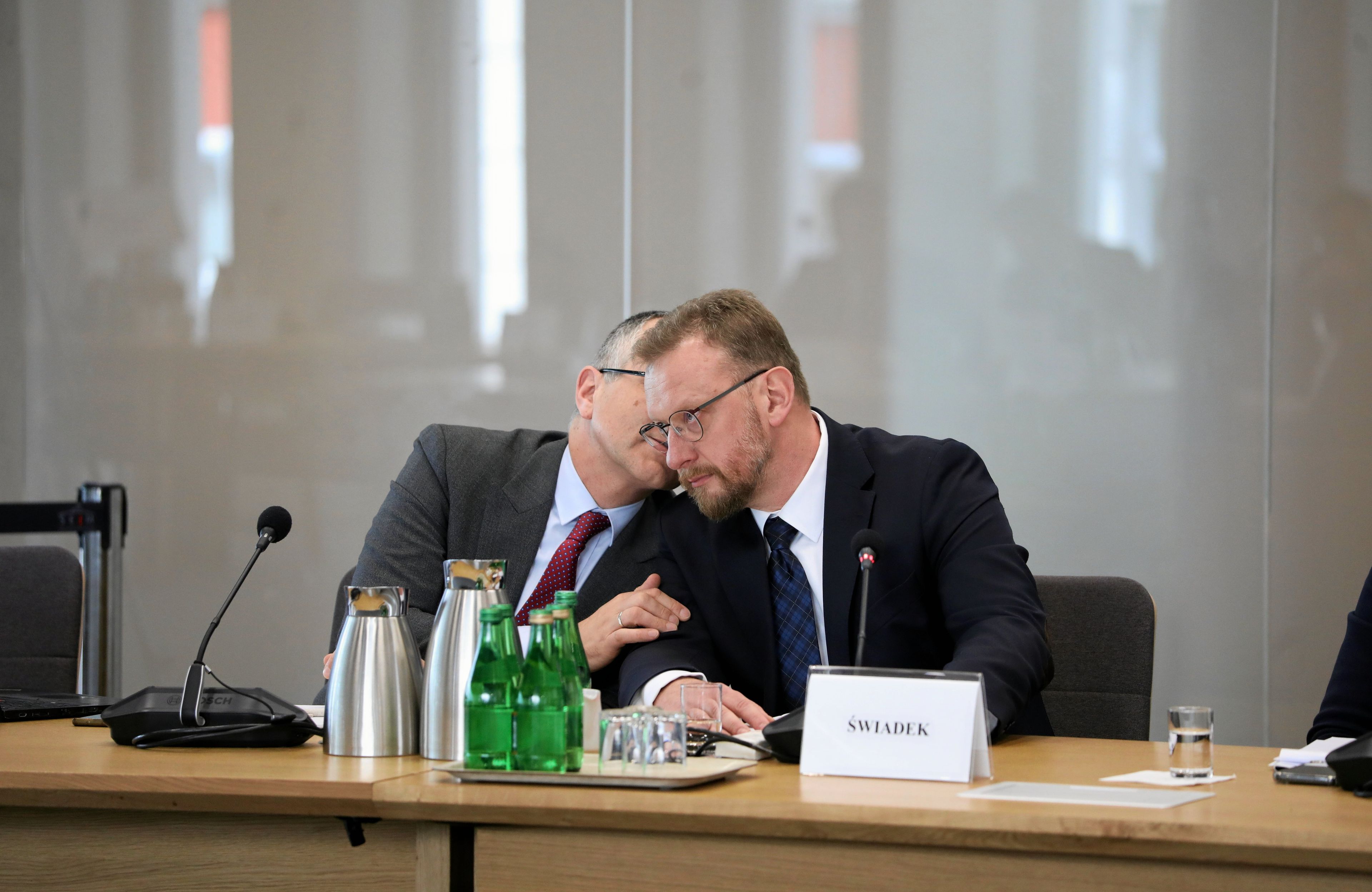 Świadek przed komisją śledczą słucha podpowiedzi prawnika