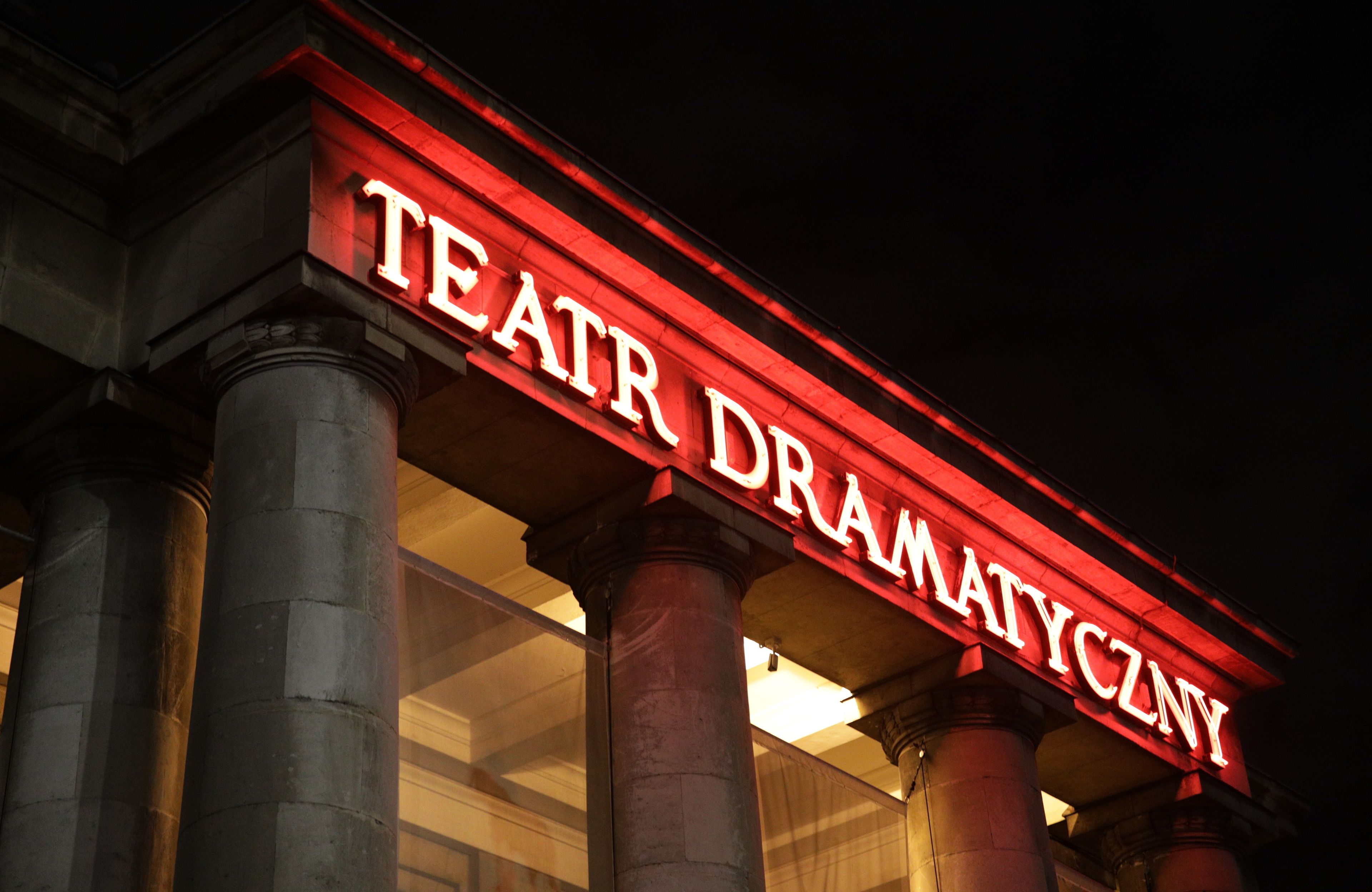 Neon Teatru Dramatycznego w nocy