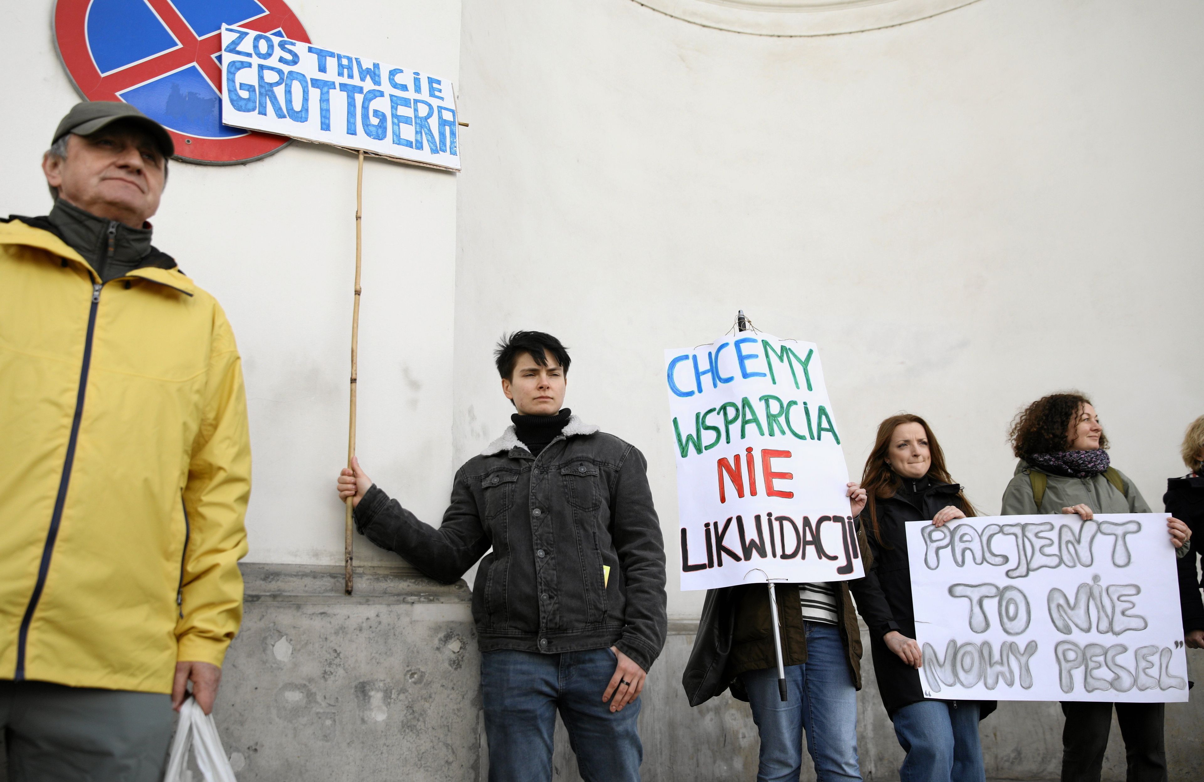 Pikieta w obronie psychiatrycznego oddziału dziennego przy ul. Grottgera. Uczestnicy pikiety pod ministerstwem zdrowia z plakatami: Chcemy wsparcia , nie likwidacji.