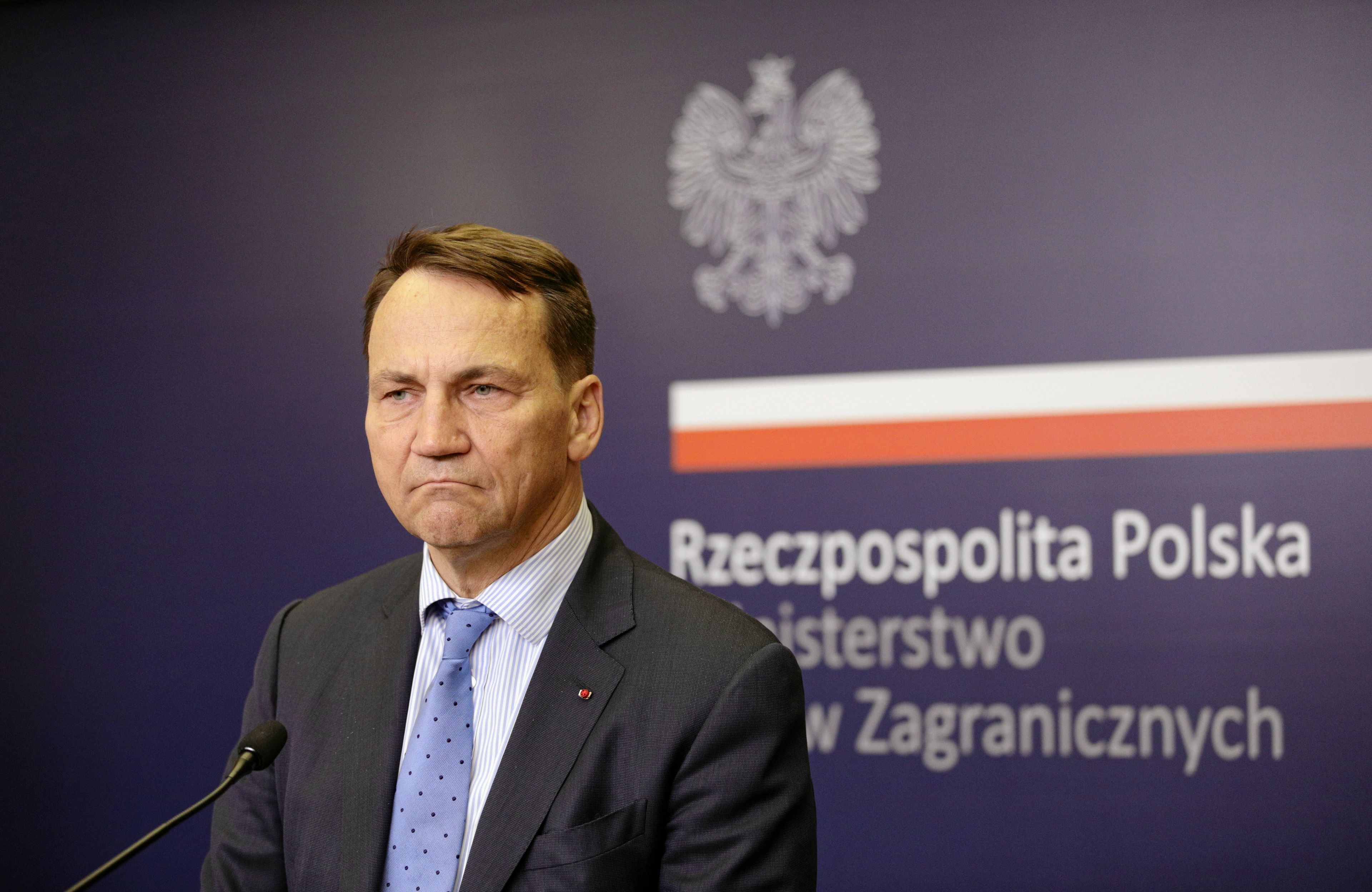 sikorski stoi na tle napisu rzeczpospolita polska