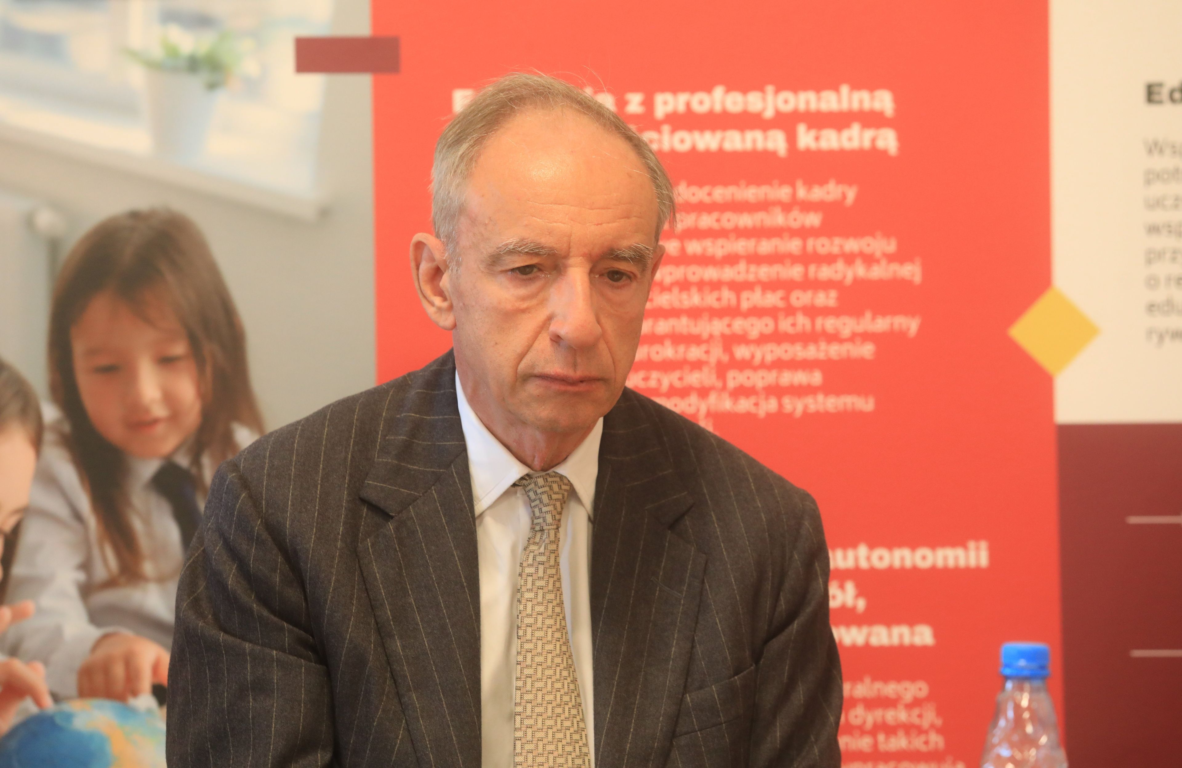 Władysław Teofil Bartoszewski siedzi z zamyśloną miną