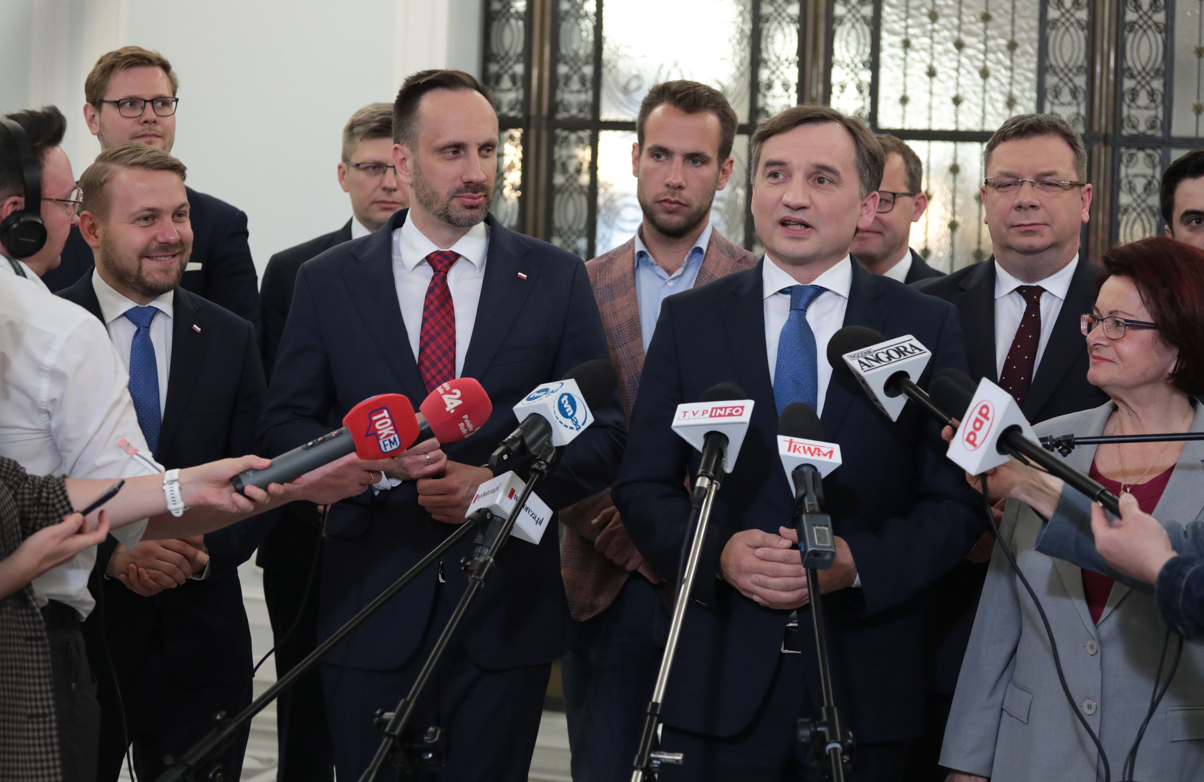 Zbigniew Ziobro w otoczeniu współpracowników w sali kolumnowej Sejmu. Fundusz Sprawiedliwości