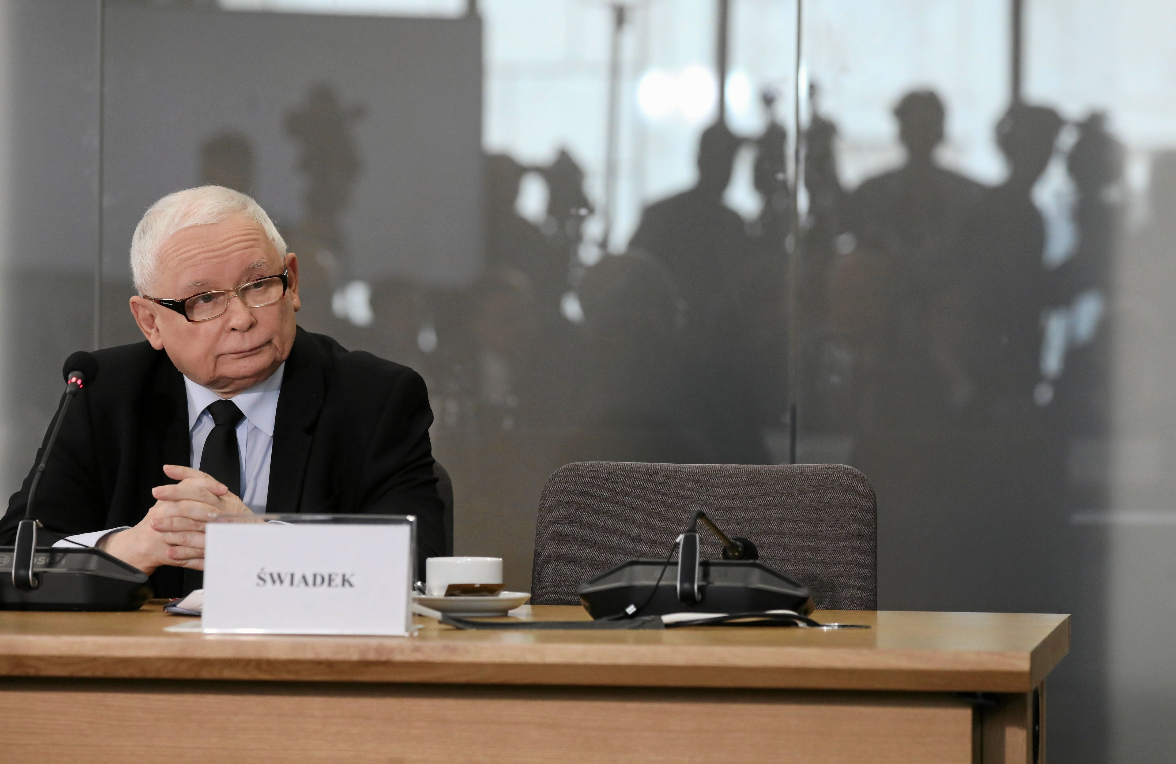 Kaczyński siedzi przy stole