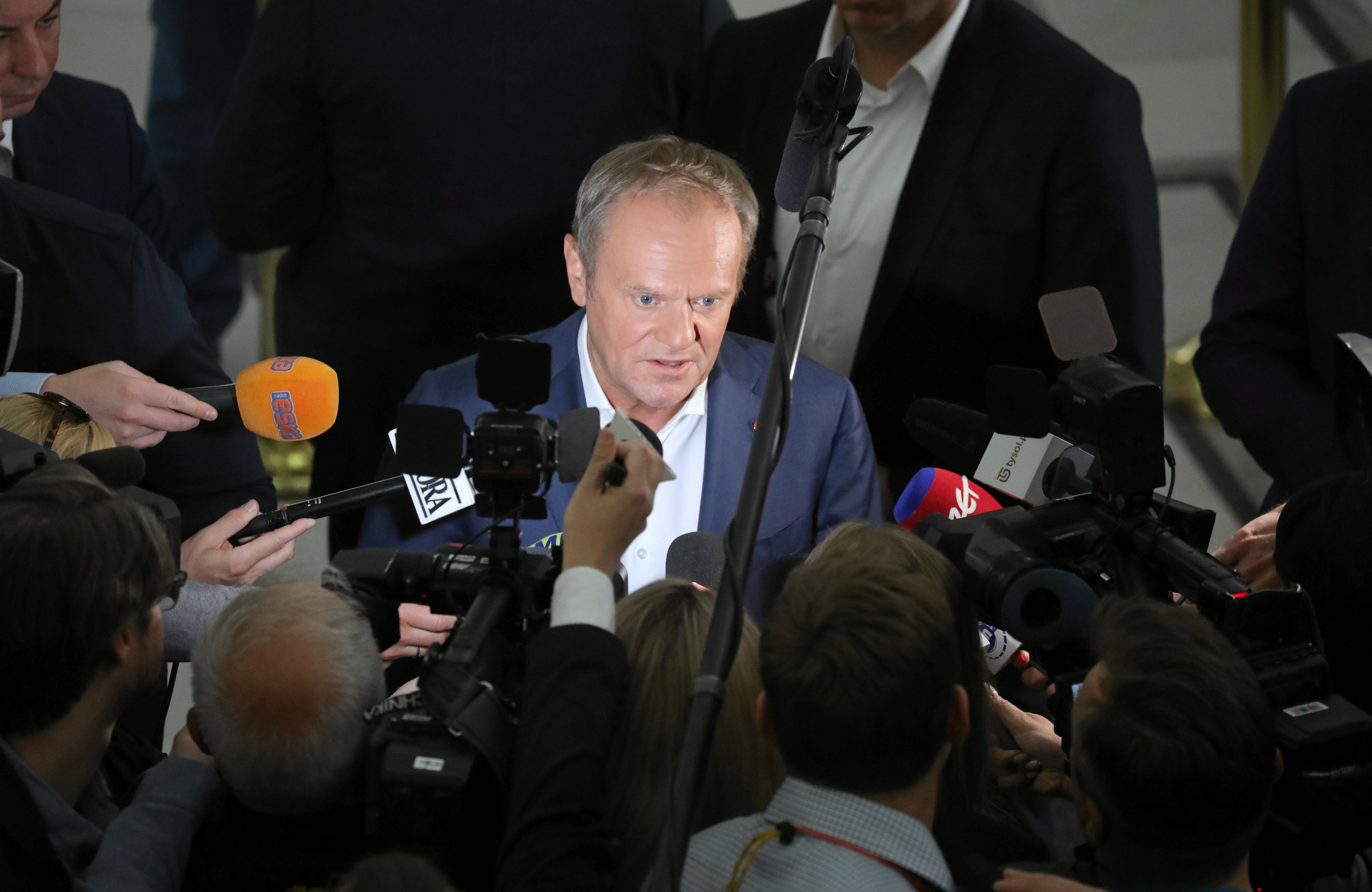 Mężczyzna otoczony dziennikarzami