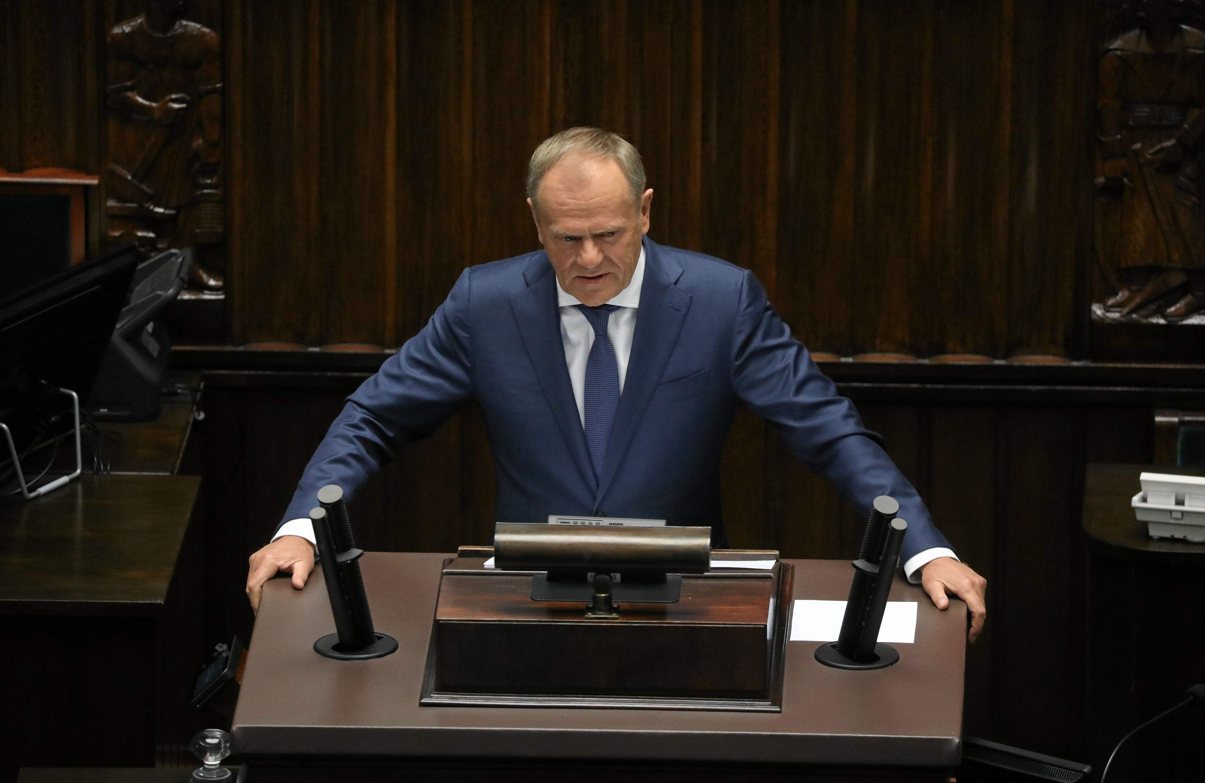 Premier Donald Tusk przemawia na sejmowej mównicy