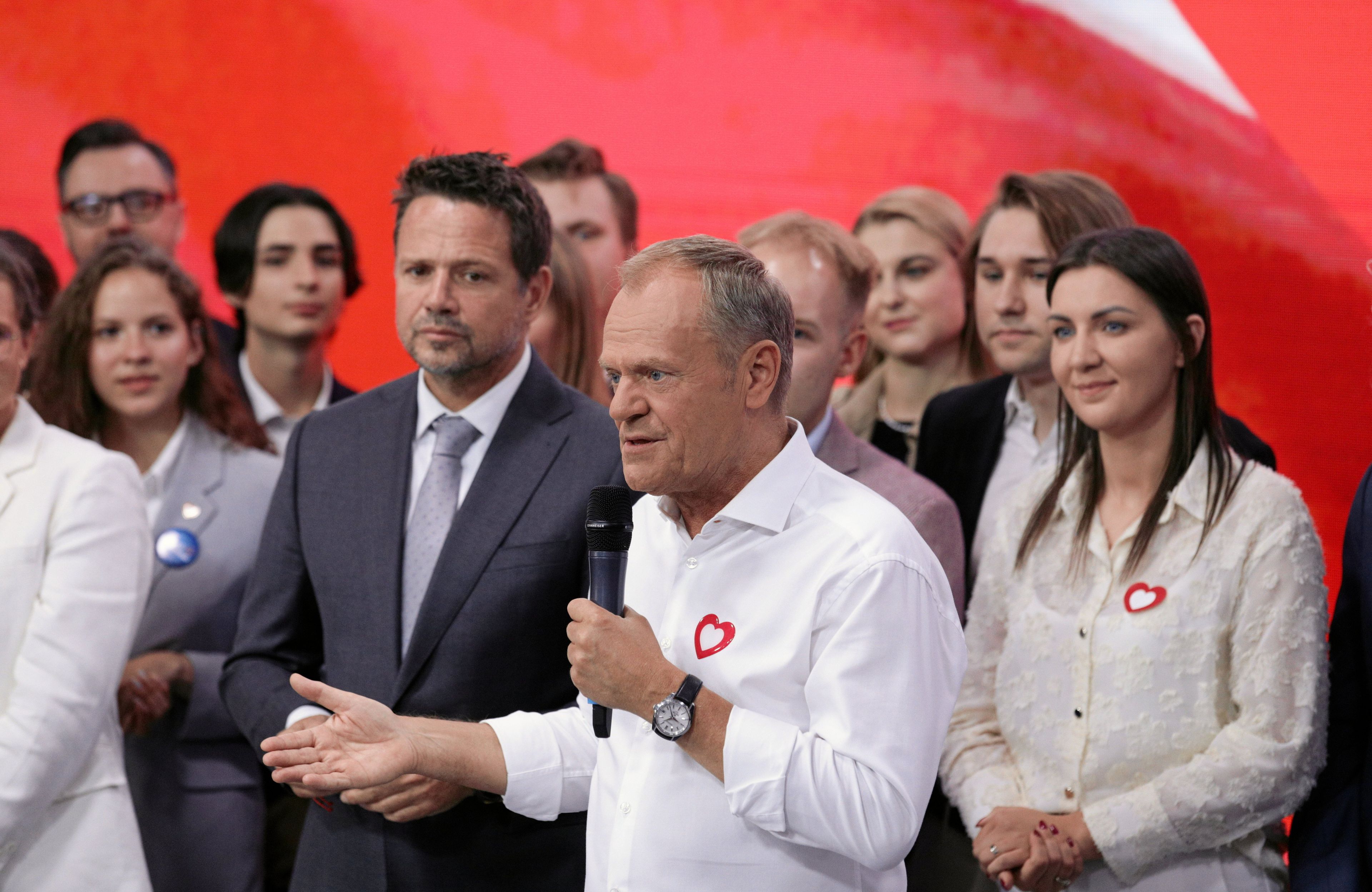 Donald Tusk przemawia. Obok stoi Rafał Trzaskowski