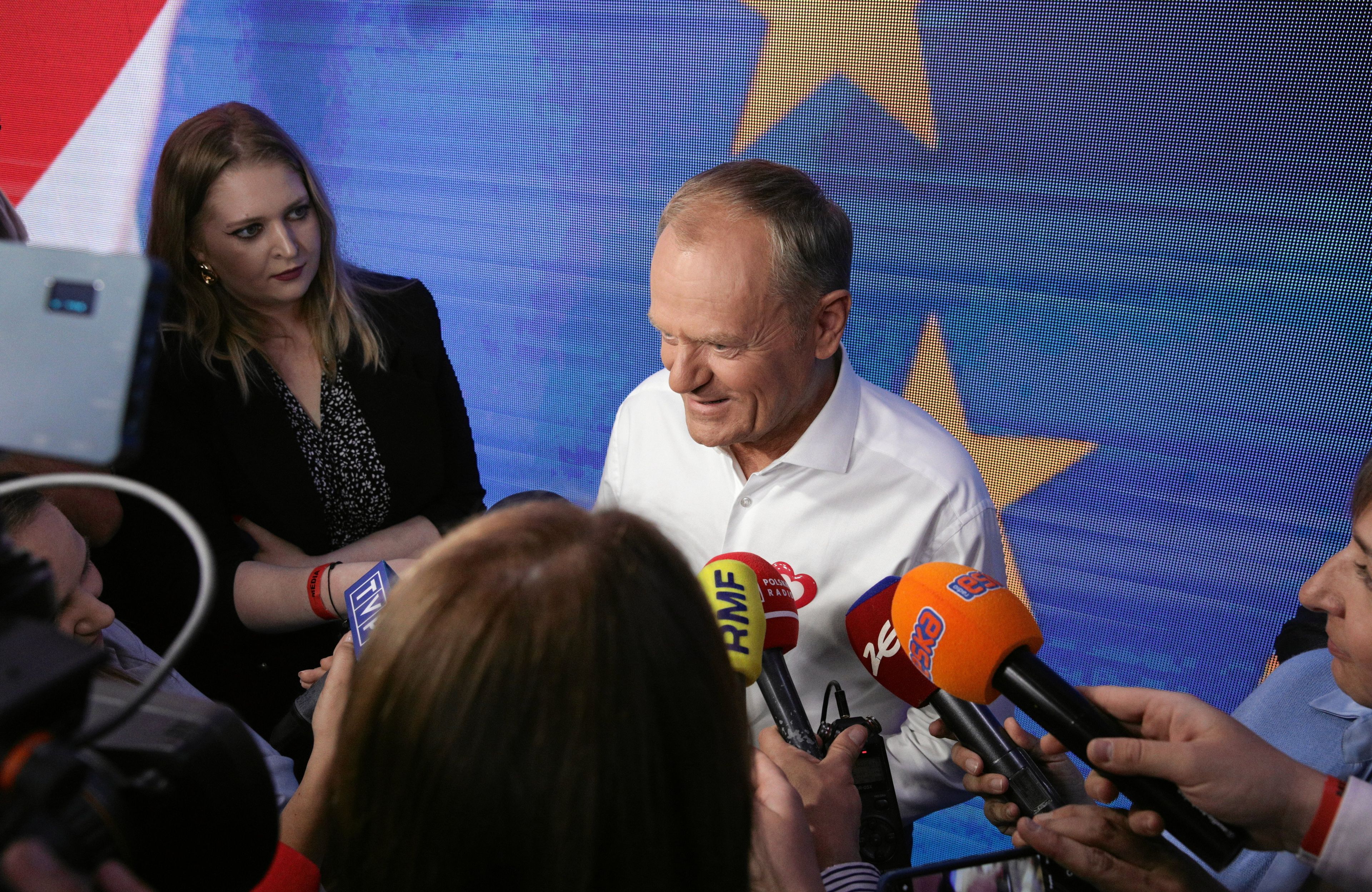 Donald Tusk rozmawia z dziennikarzami