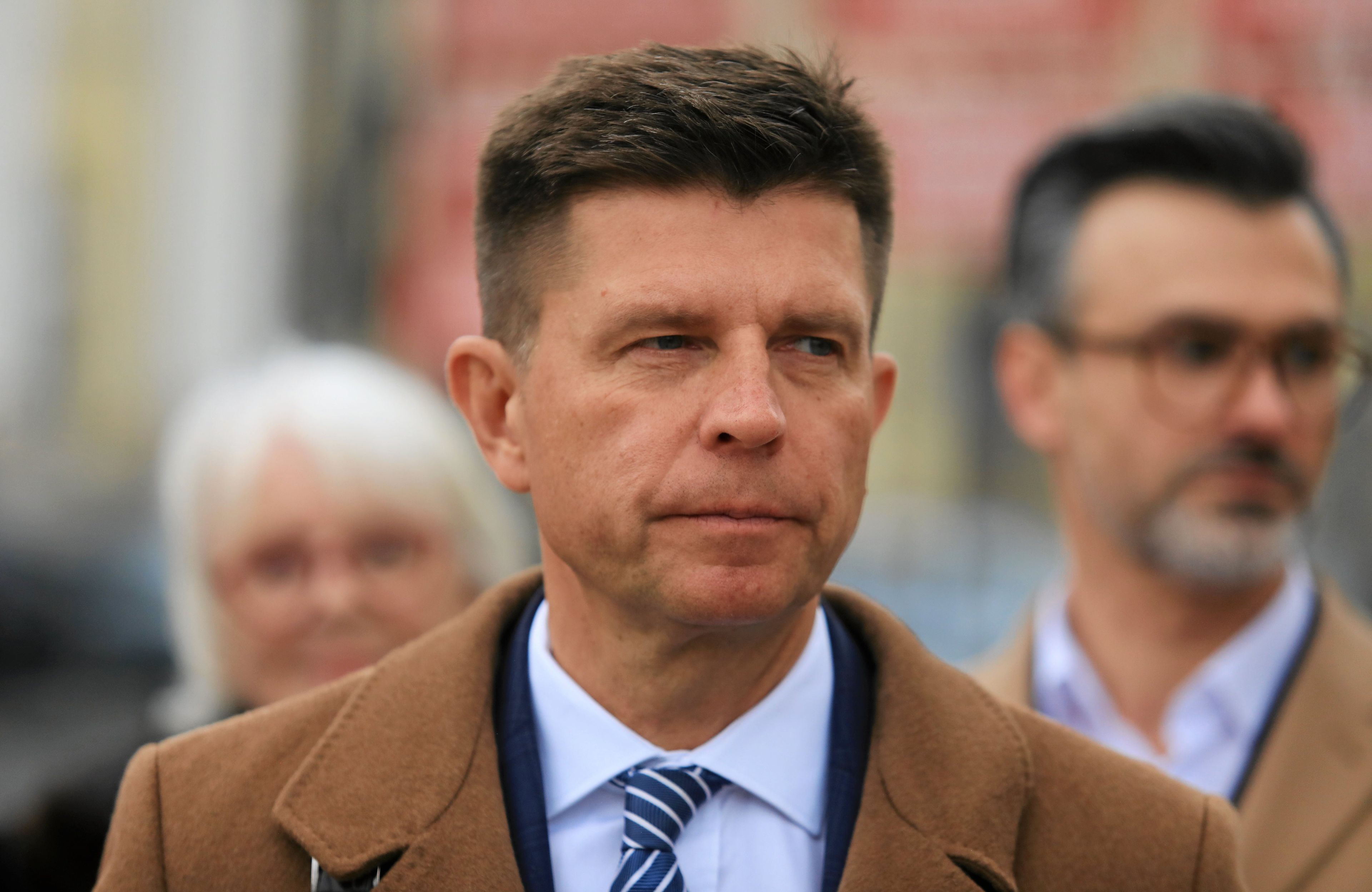 Ryszard Petru w brązowym płaszczu