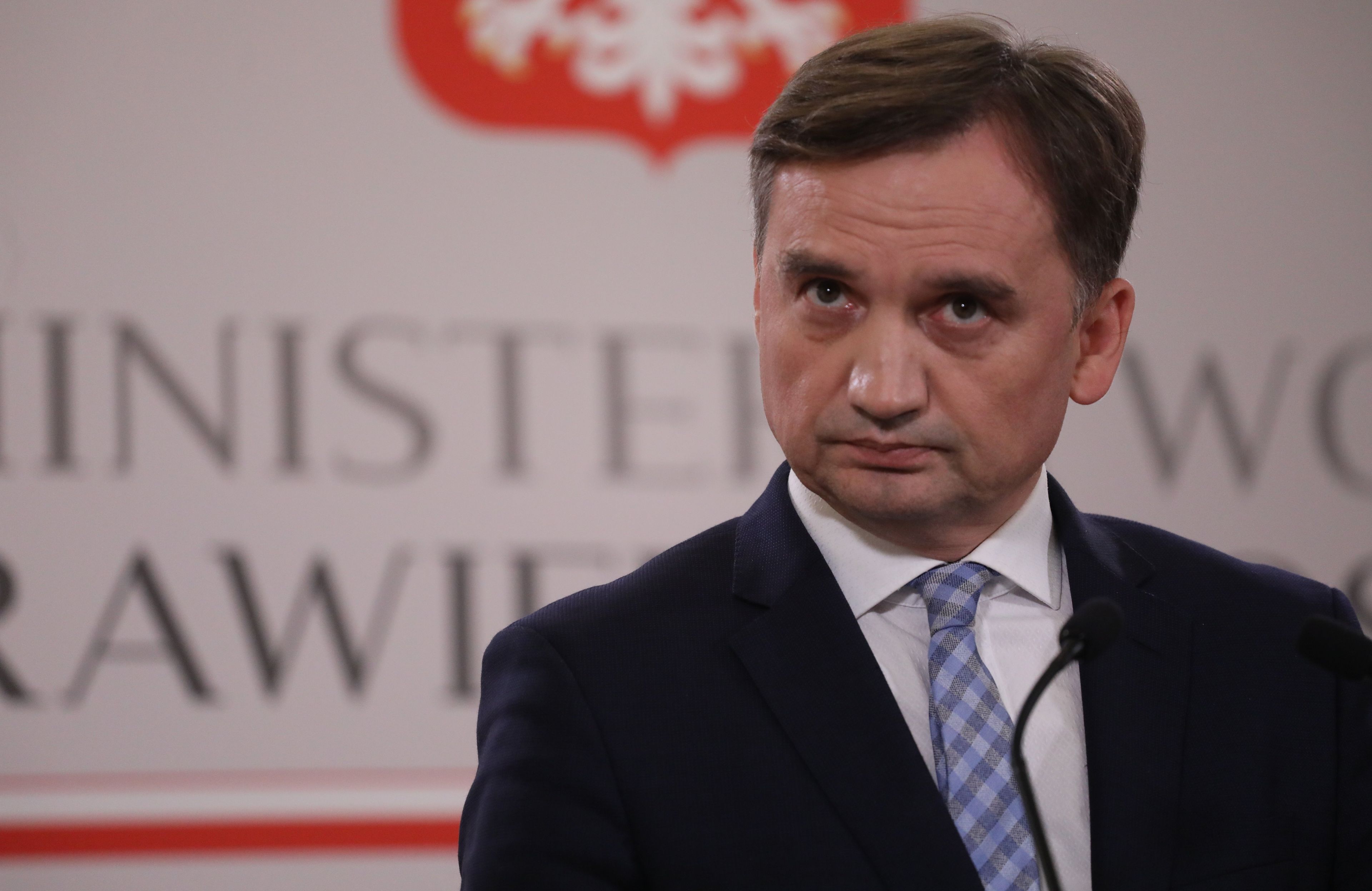 Patrzący spode łba mężczyzna w garniturze (ziobro)