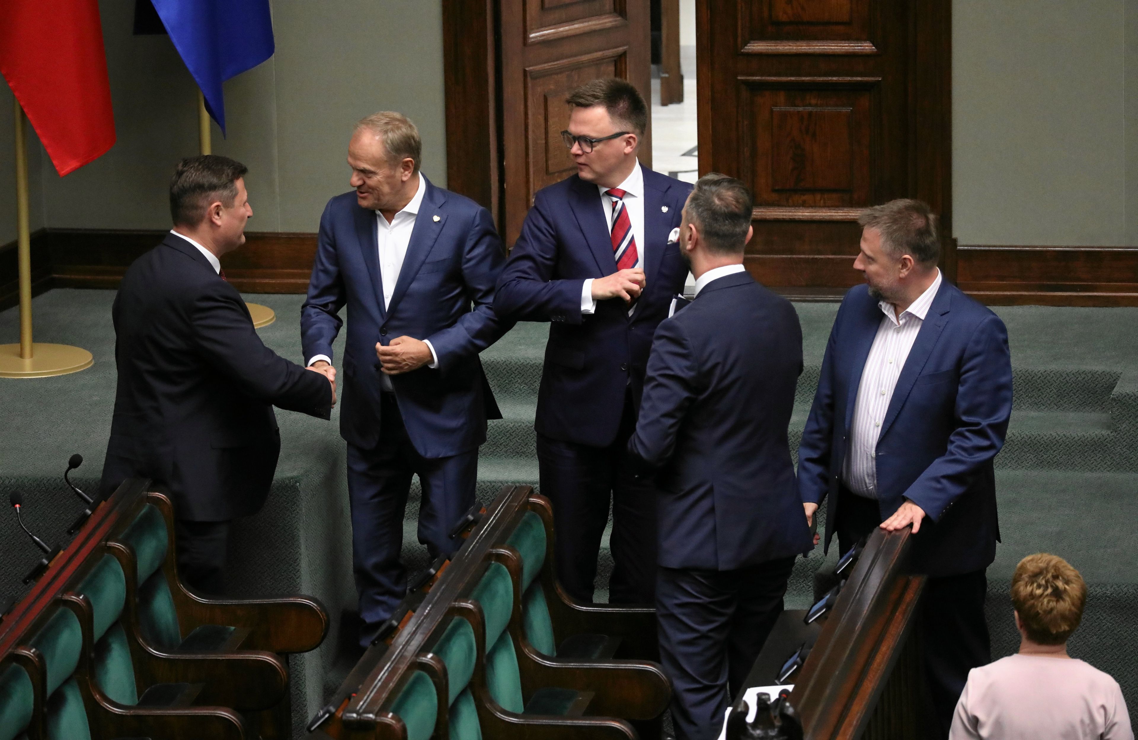 Donald Tusk, Szymon Hołownia, Władysław Kosiniak-Kamysz w ławach rządowych w Sejmie. Sondaż koalicja