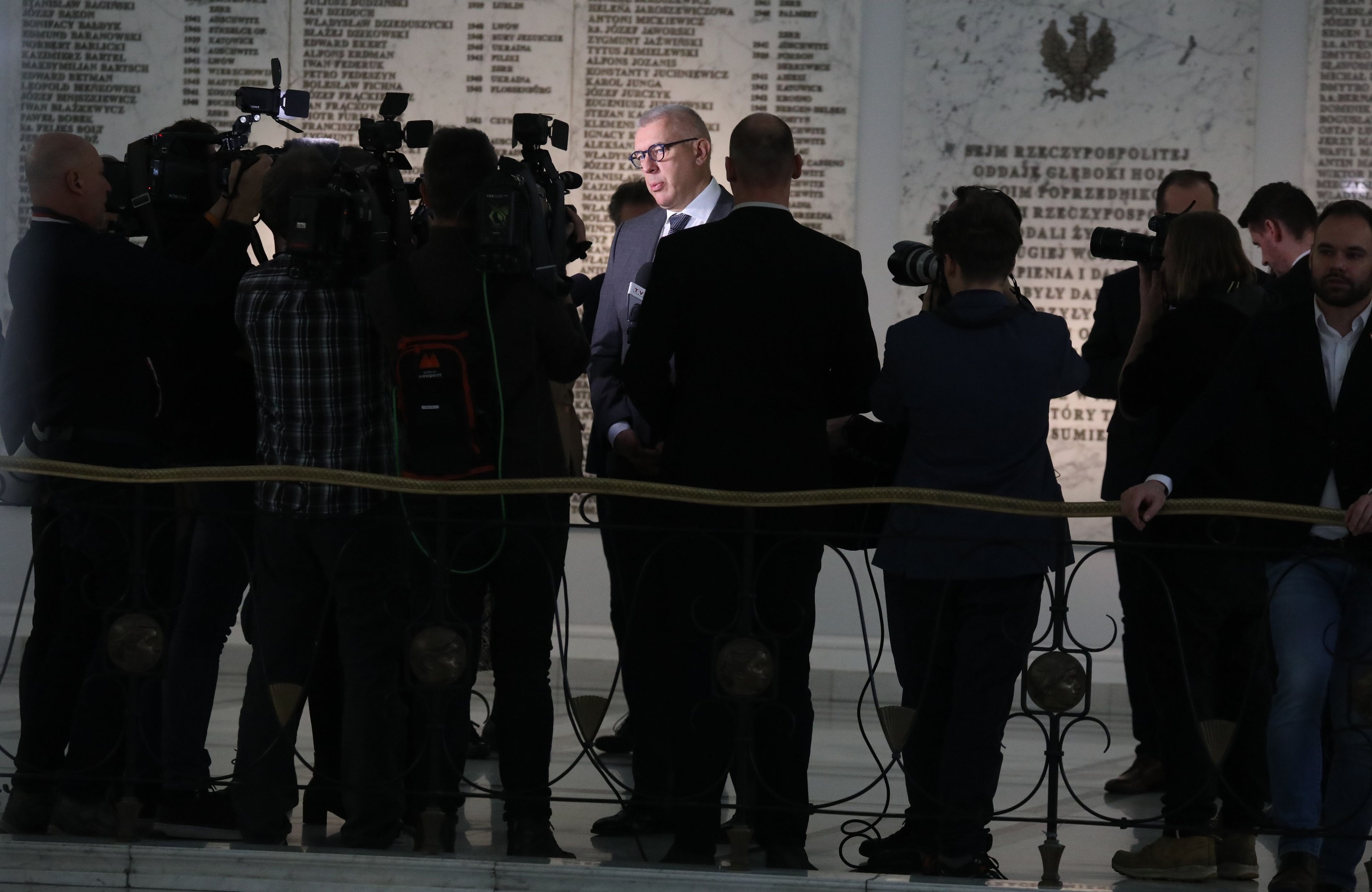 Roman Giertych na korytarzy sejmowym w otoczeniu kamer dziennikarzy