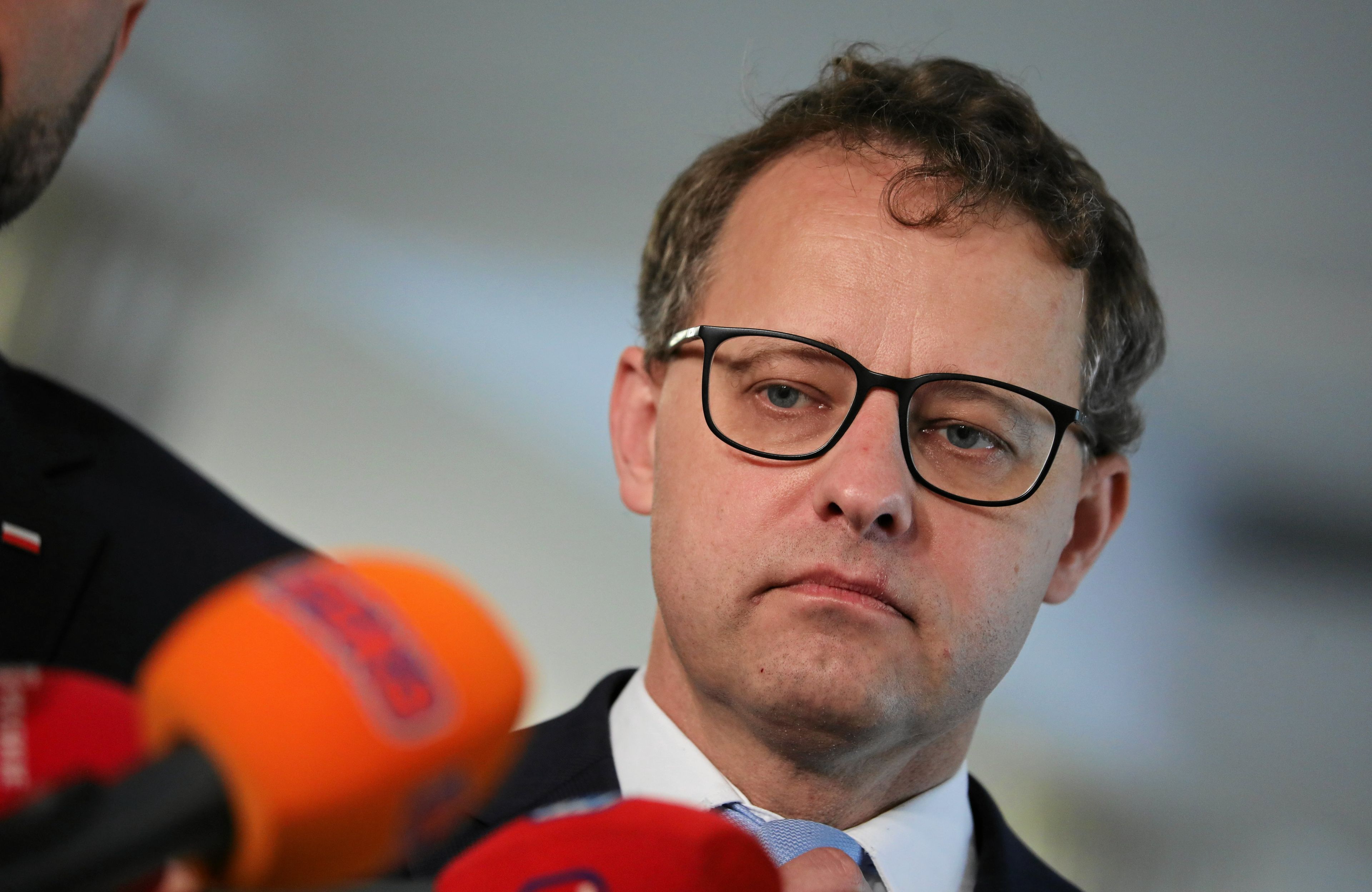 Marcin Romanowski i mikrofony