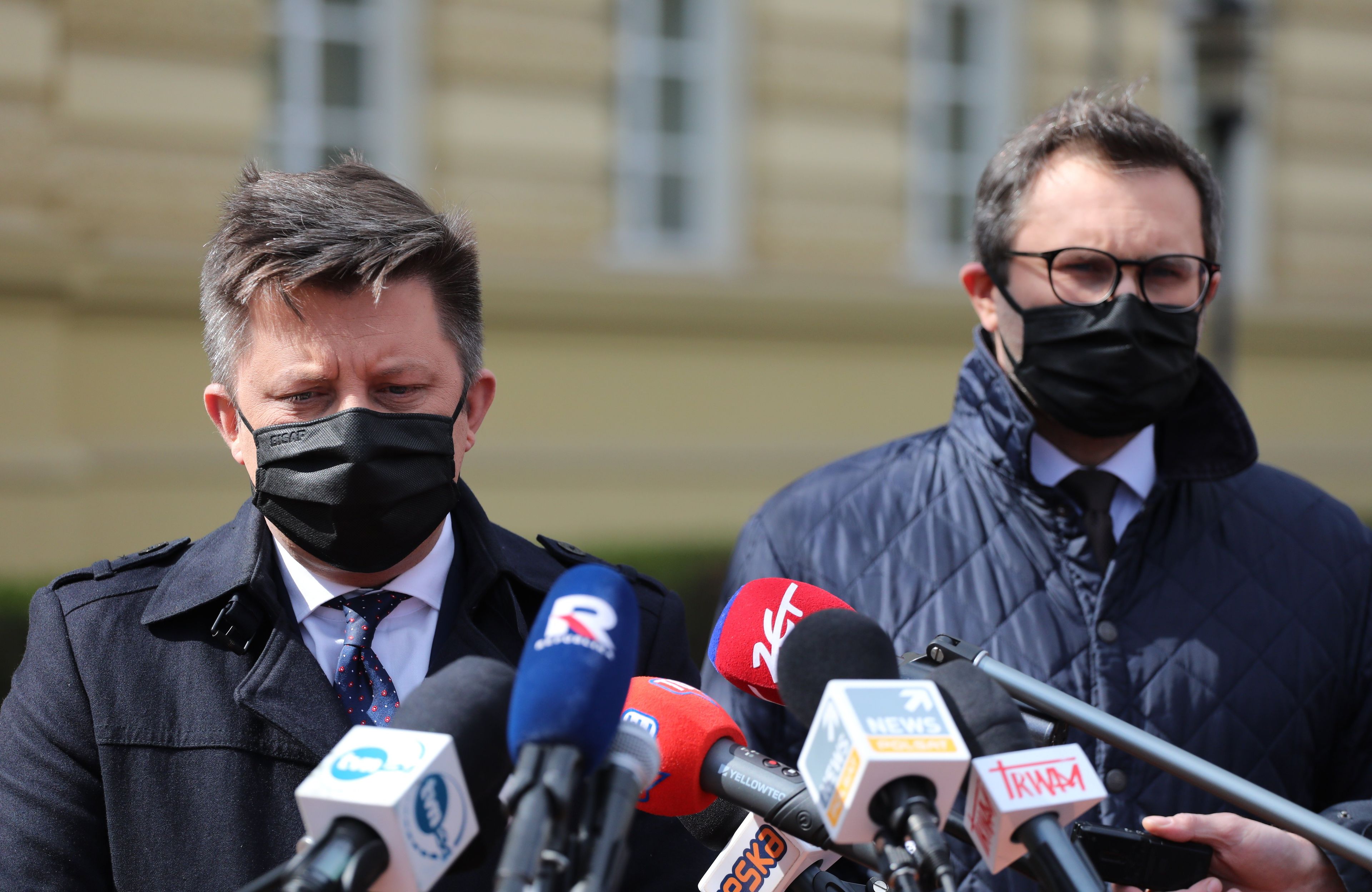 Były szef RARS Michał Kuczmierowski na konferencji prasowej z Michałem Dworczykiem, obaj mają na twarzy maseczki ochronne