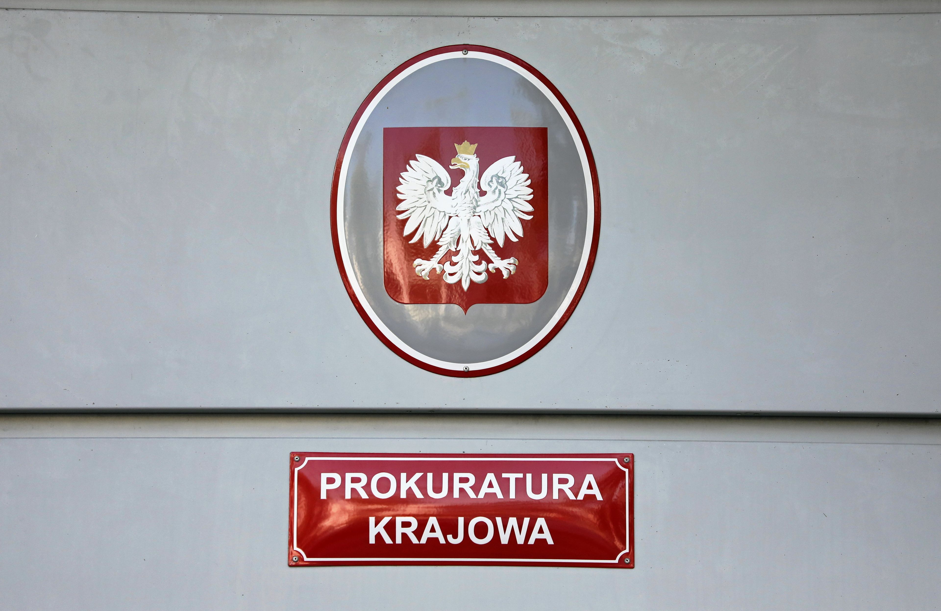 szyld "prokuratura krajowa" i godło Polski
