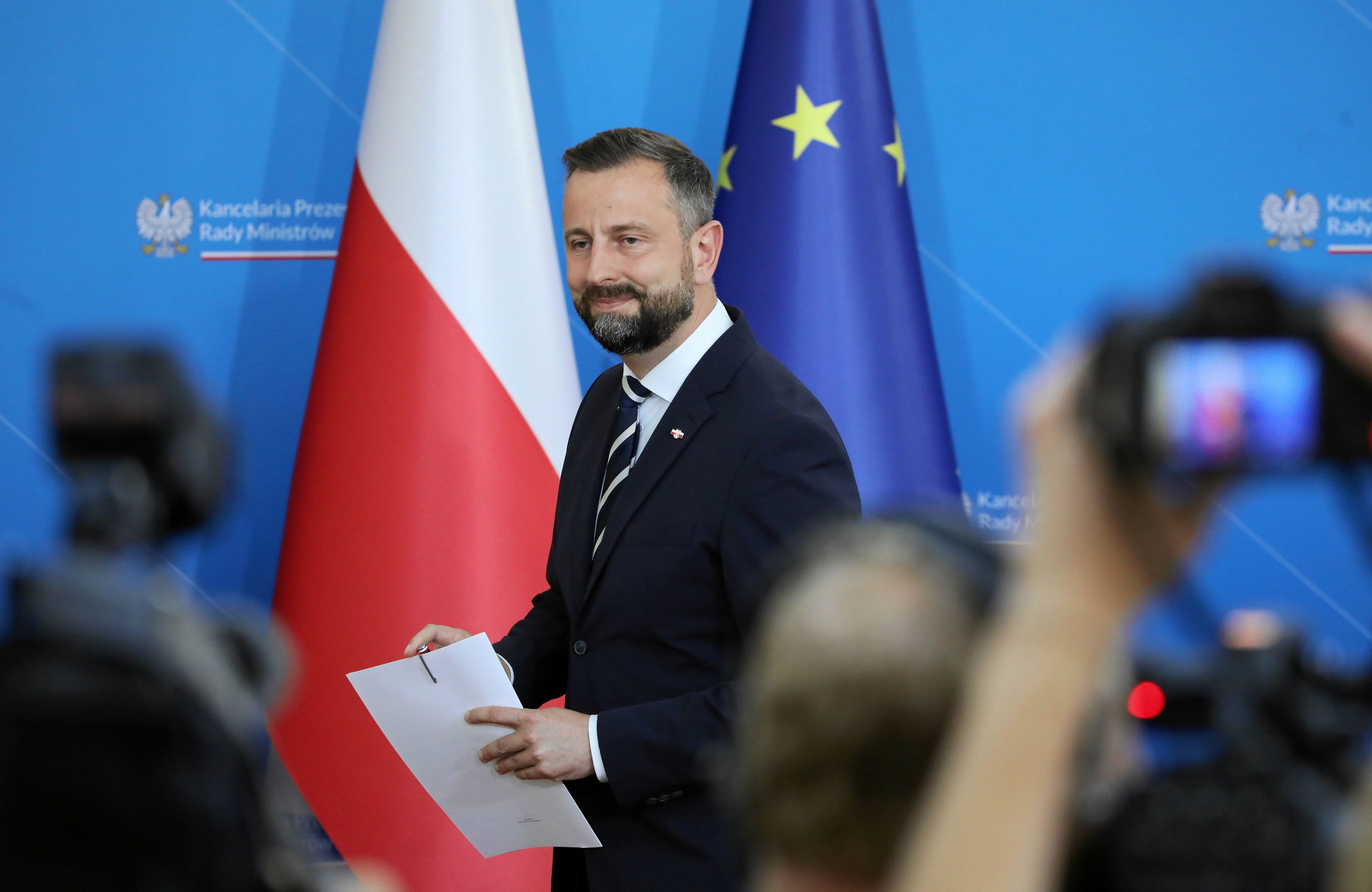 Wicepremier Władysław Kosiniak-Kamysz uśmiecha się do kamer po posiedzeniu rządu