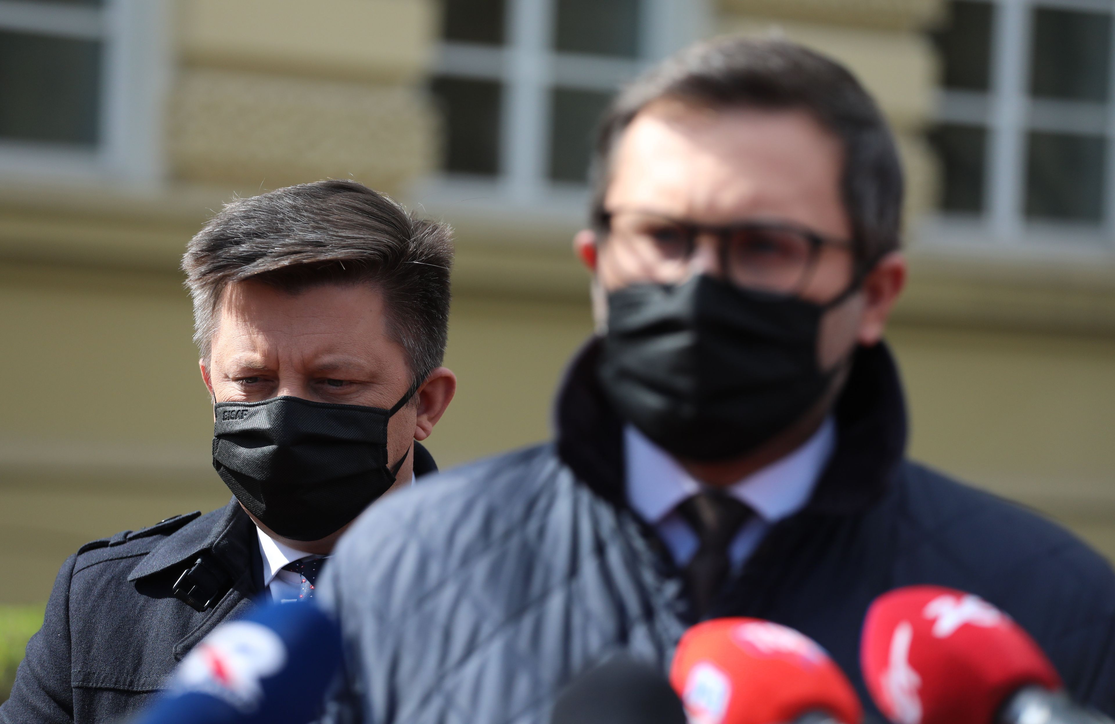 Michał Kuczmierowski podczas konferencji prasowej z Michałem Dworczykiem