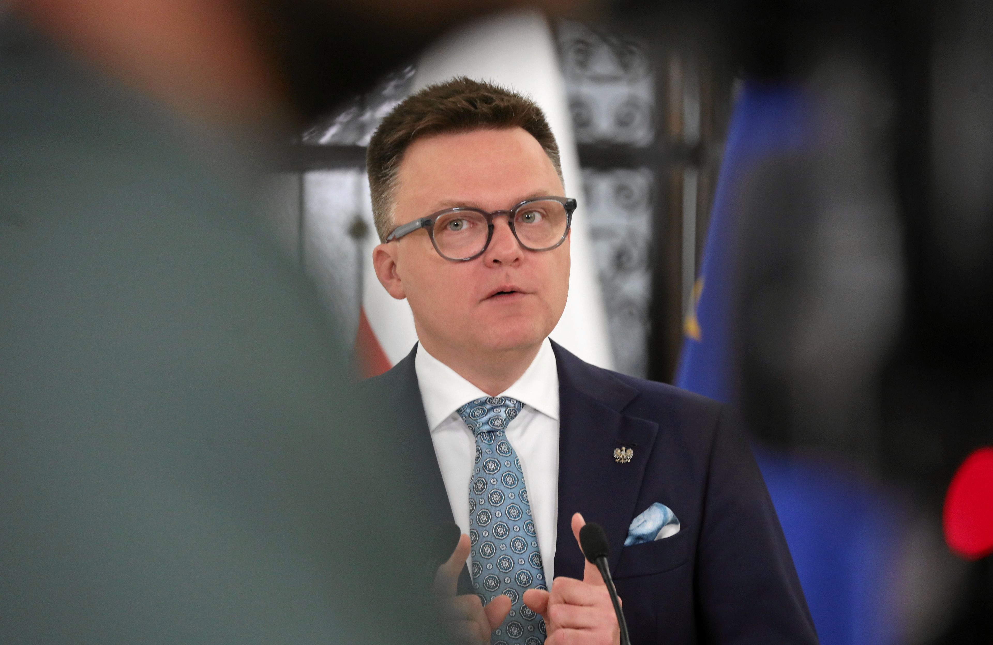 hołownia rozmawia z dziennikarzami