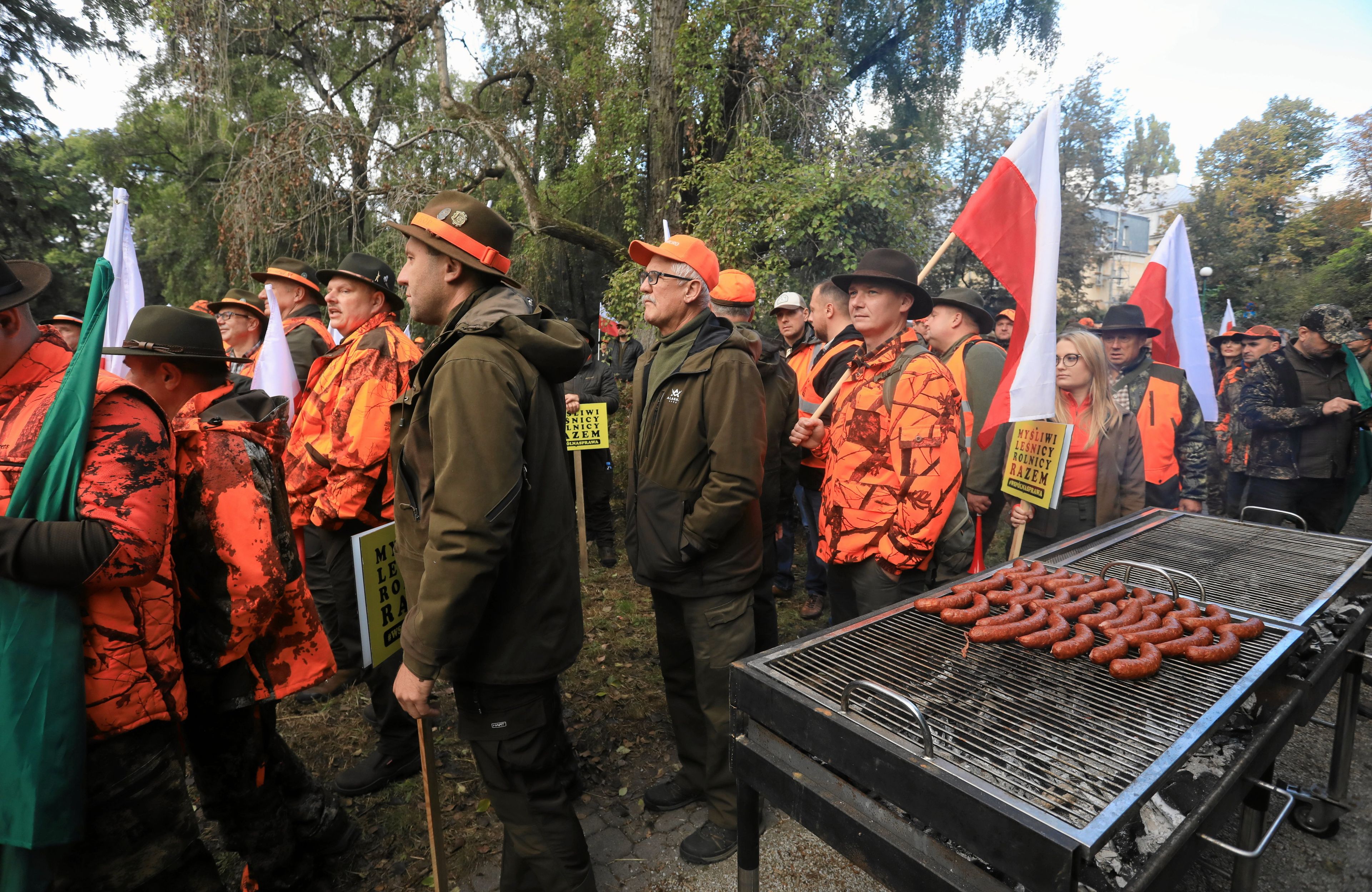 myśliwi protestują, ale mają też grilla, na którym pieką kiełbasę