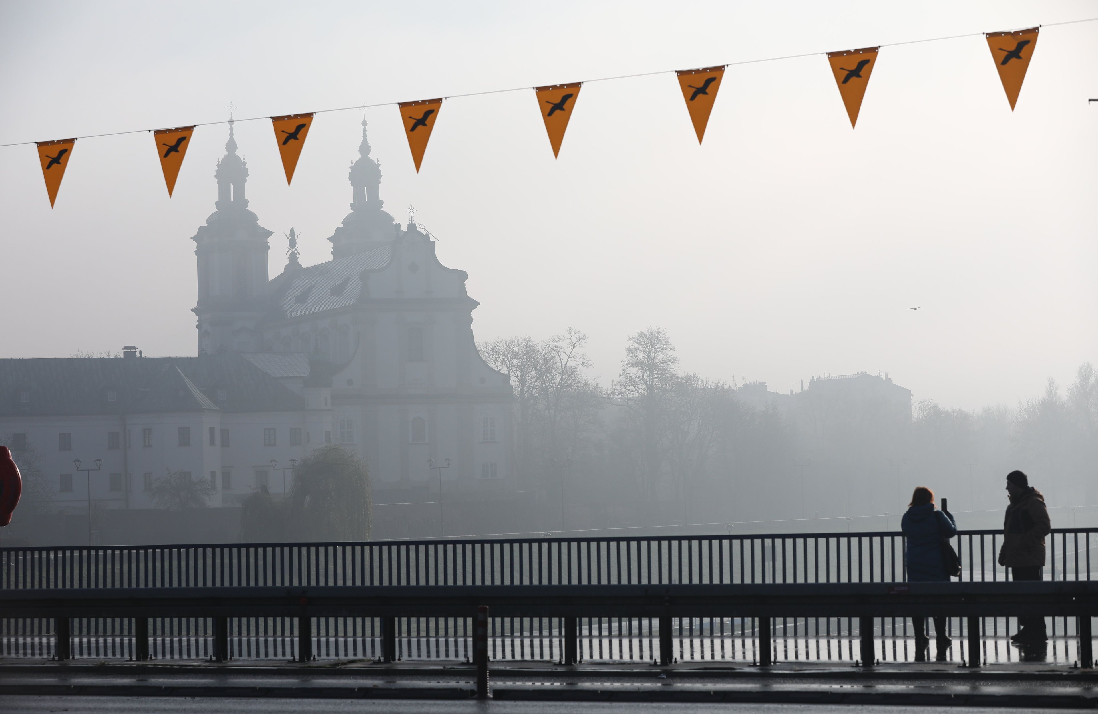kraków w smogu, widok na kościół na skałce z mostu grunwaldzkiego