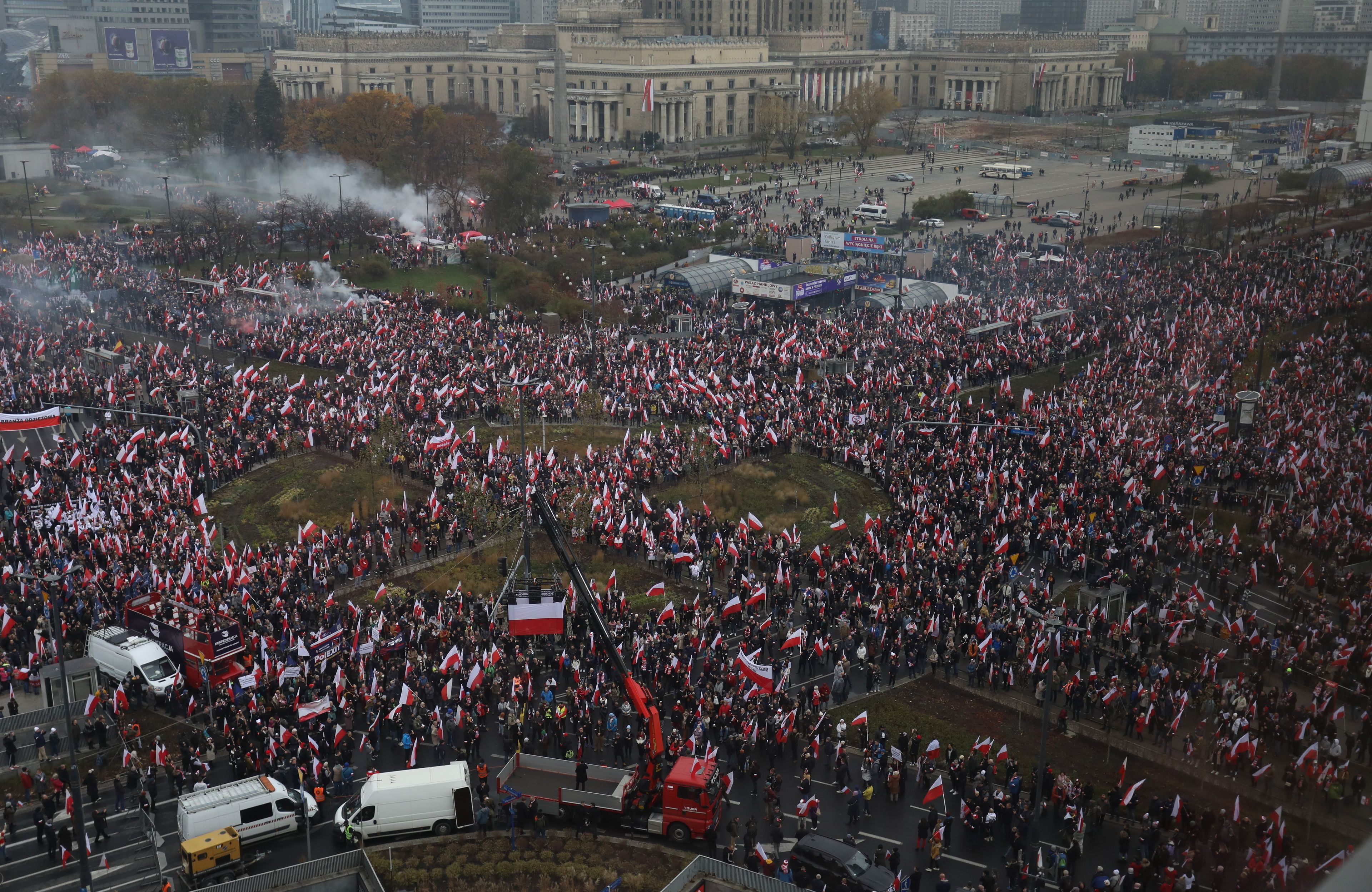Dziesiątki tysięcy uczesników Marszu Niepodległości na rondzie Dmowskiego w 2023 roku