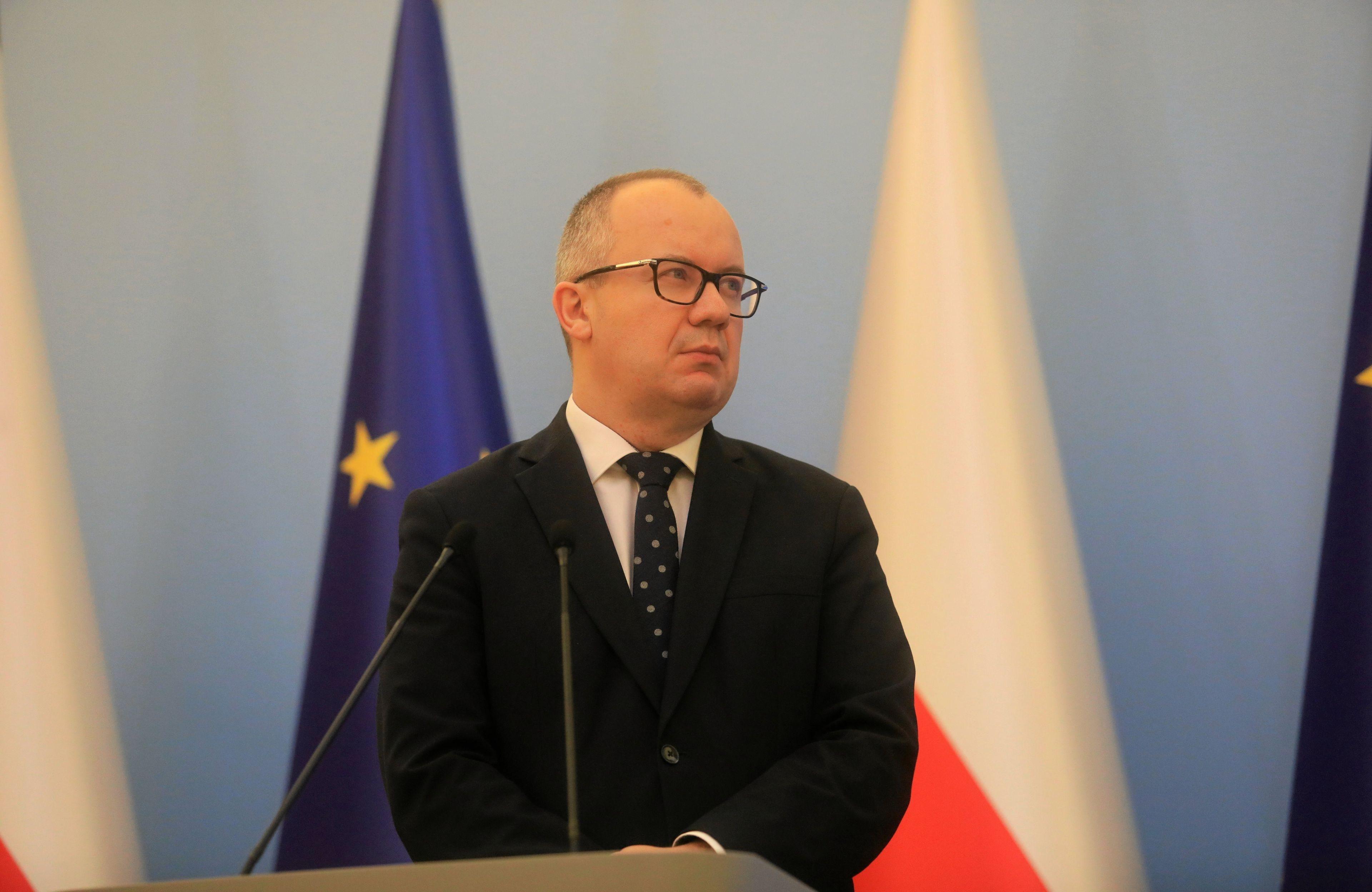 Mężczyzna w okularach podczas konferencji prasowej