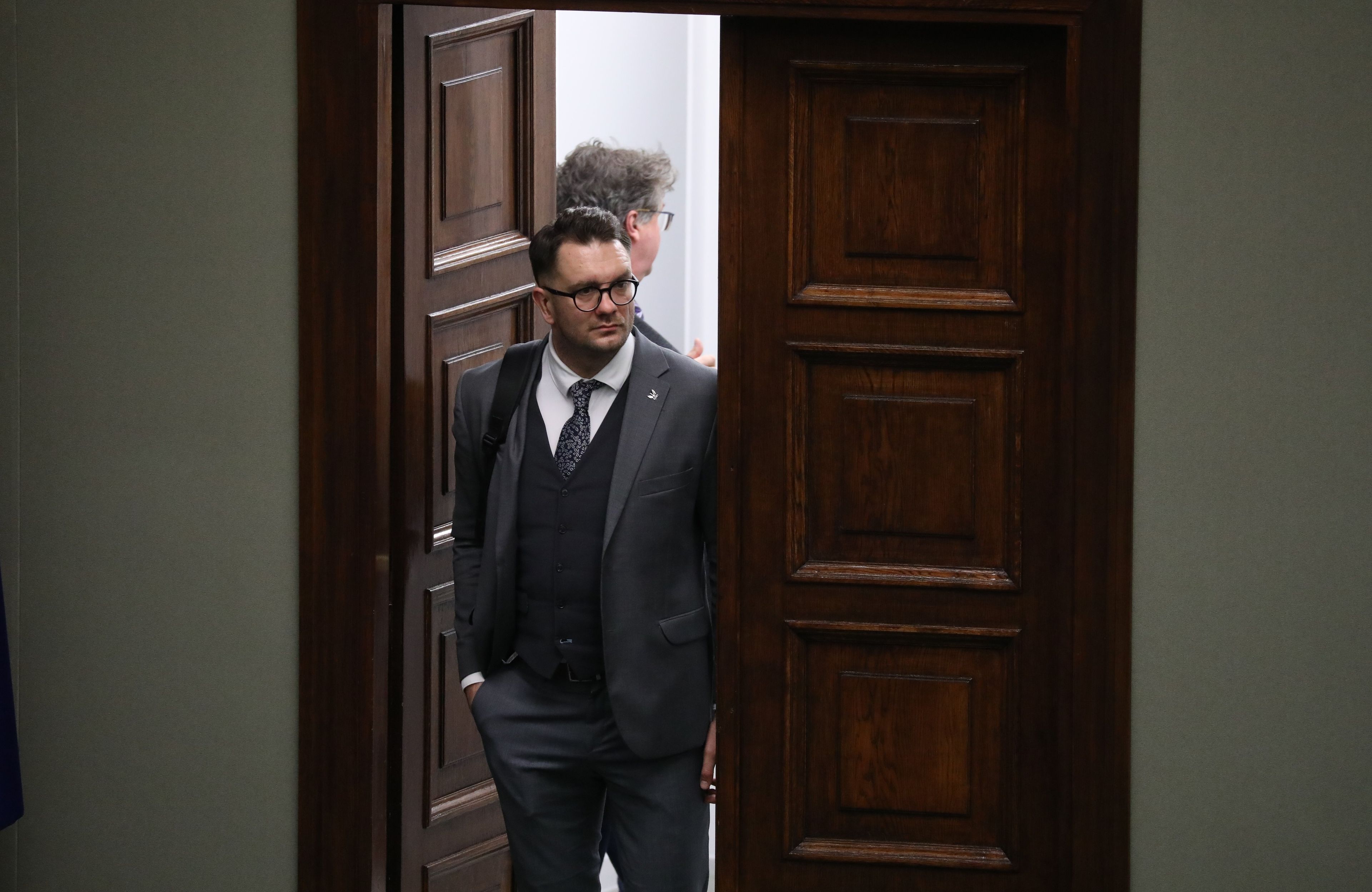 08.02.2023, Sejm. Drugi dzień 72. posiedzenia Sejmu IX kadencji. Poseł Łukasz Mejza stoi w drzwiach sali plenarnej podczas wieczornego bloku głosowań m.in. nad poprawkami Senatu do ustawy o Sądzie Najwyższym.
