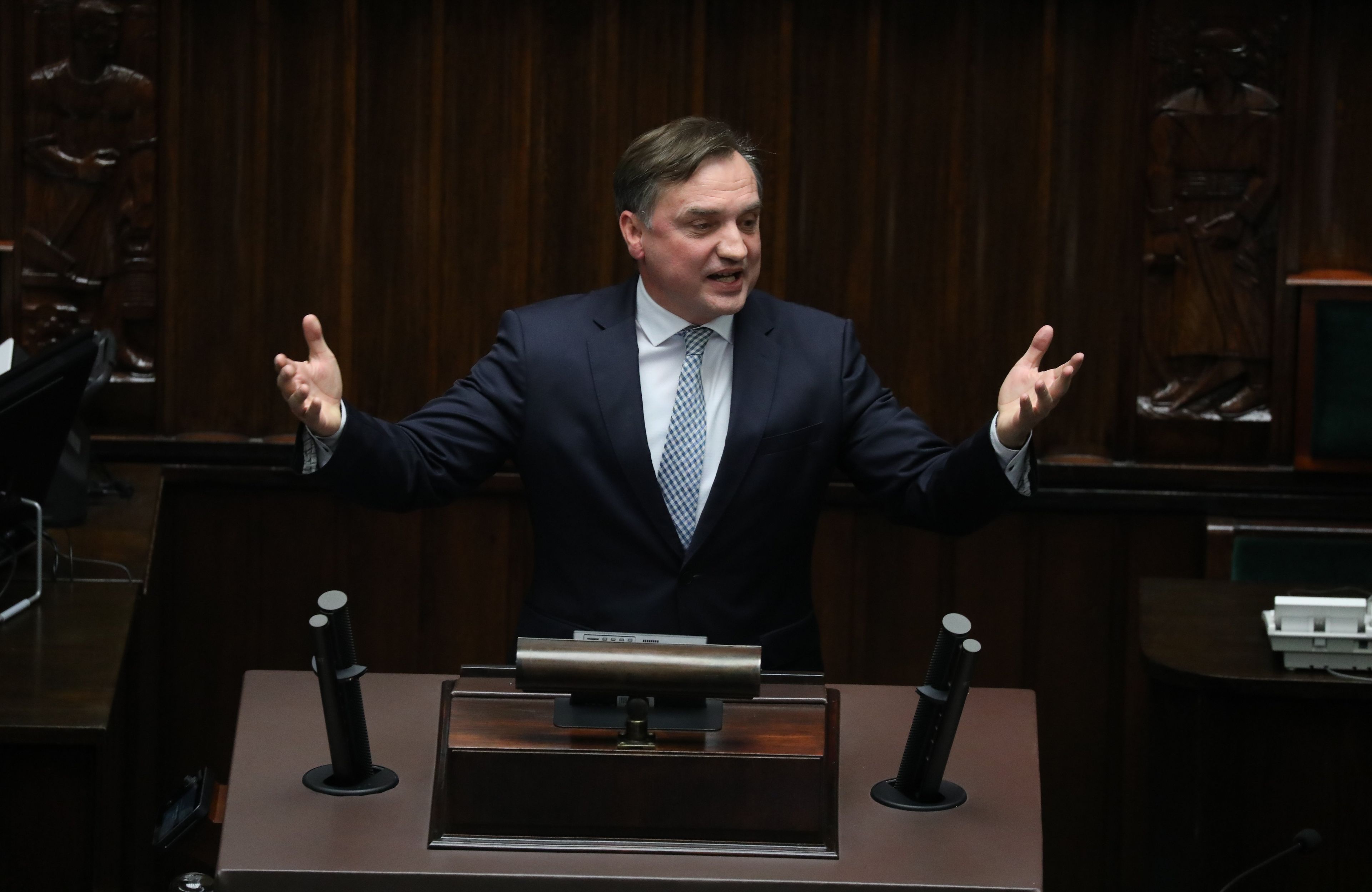 zdenerwowany Ziobro macha rękami na sejmowej mównicy