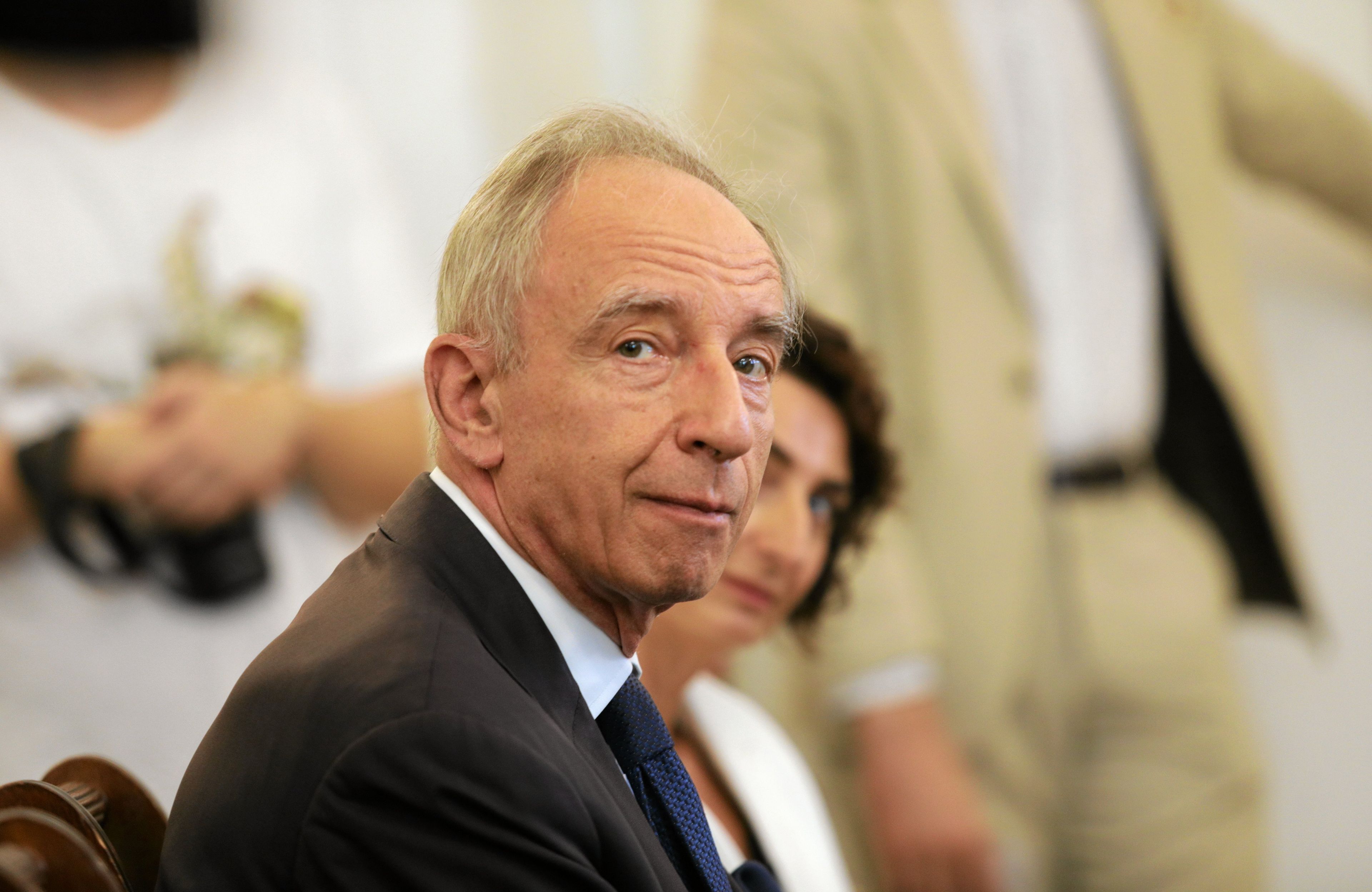Władysław Teofil Bartoszewski w garniturze, spogląda w dal