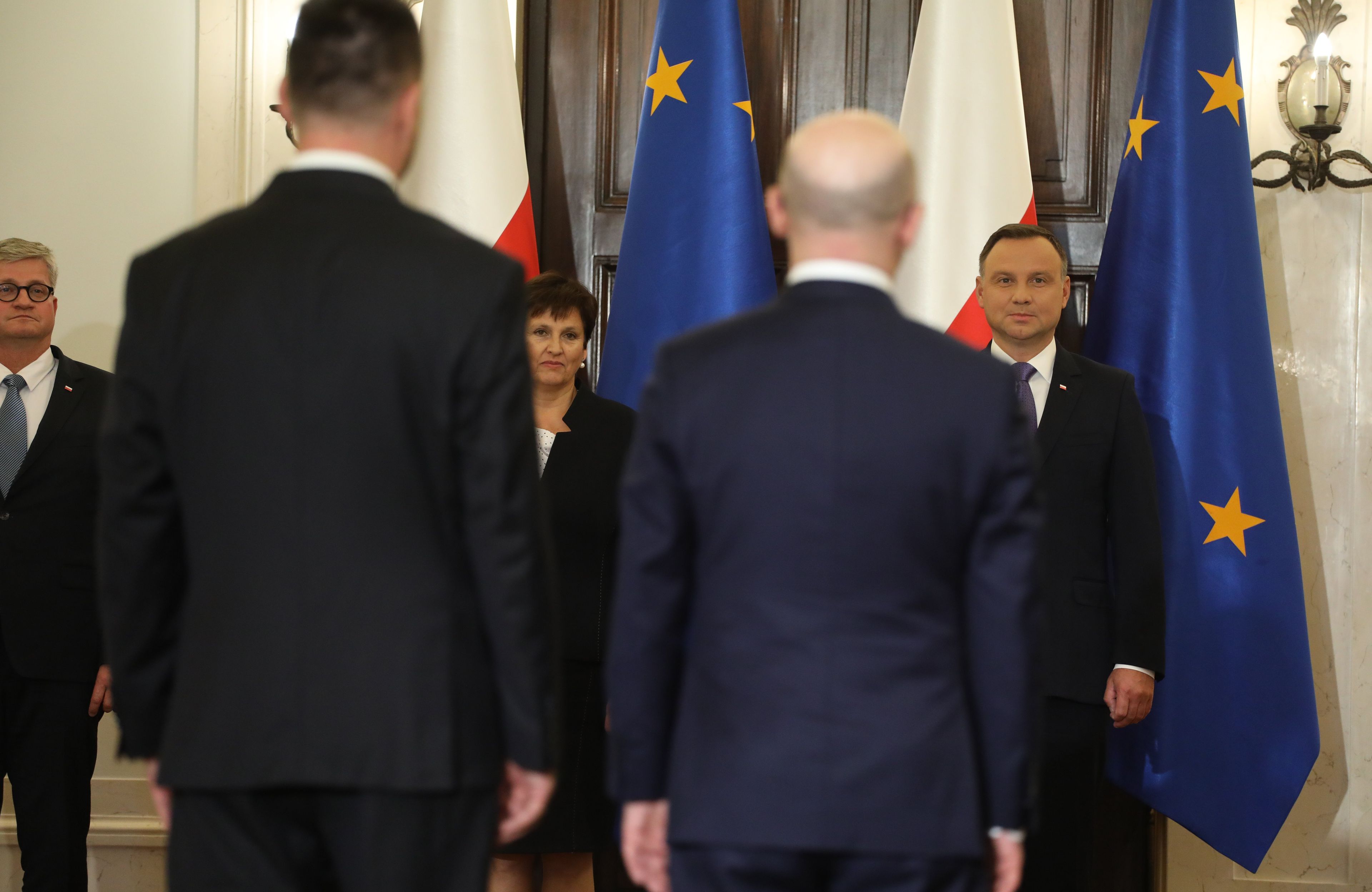 Błażej S. tyłem do obiektywu, w tle prezydent Andrzej Duda