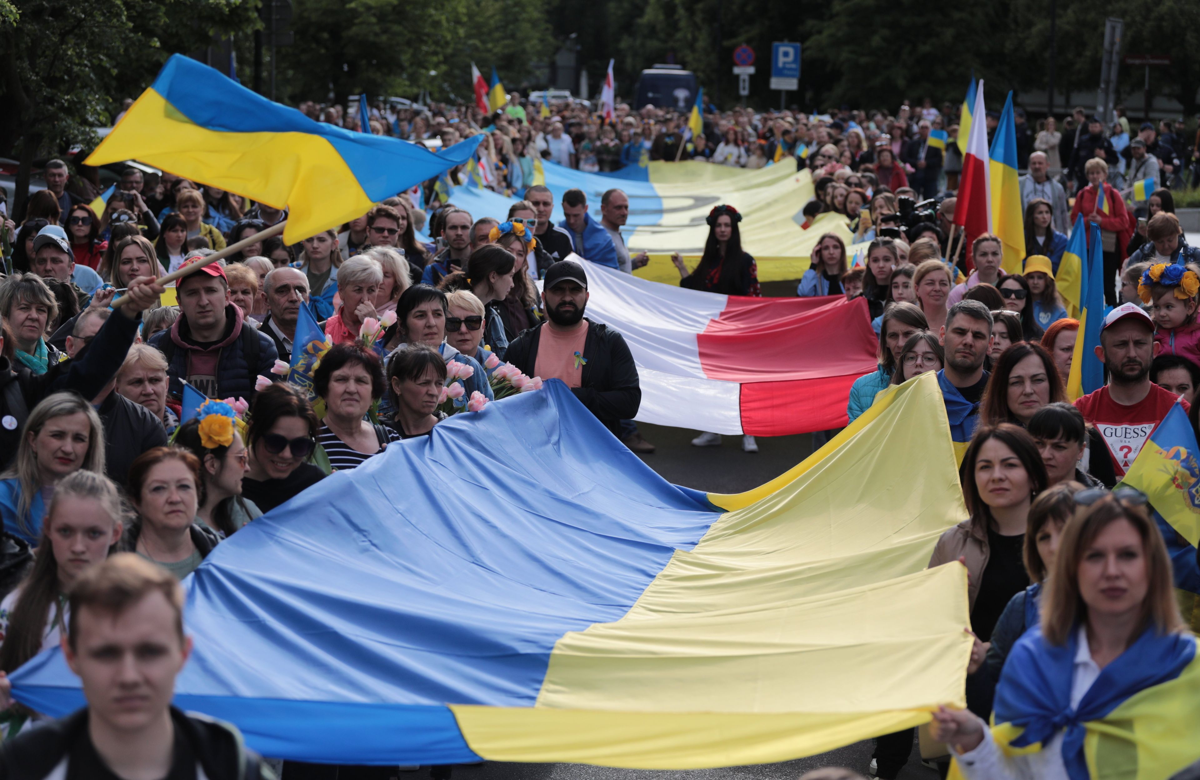 Tłum niesie flagi: ukraińską i polską