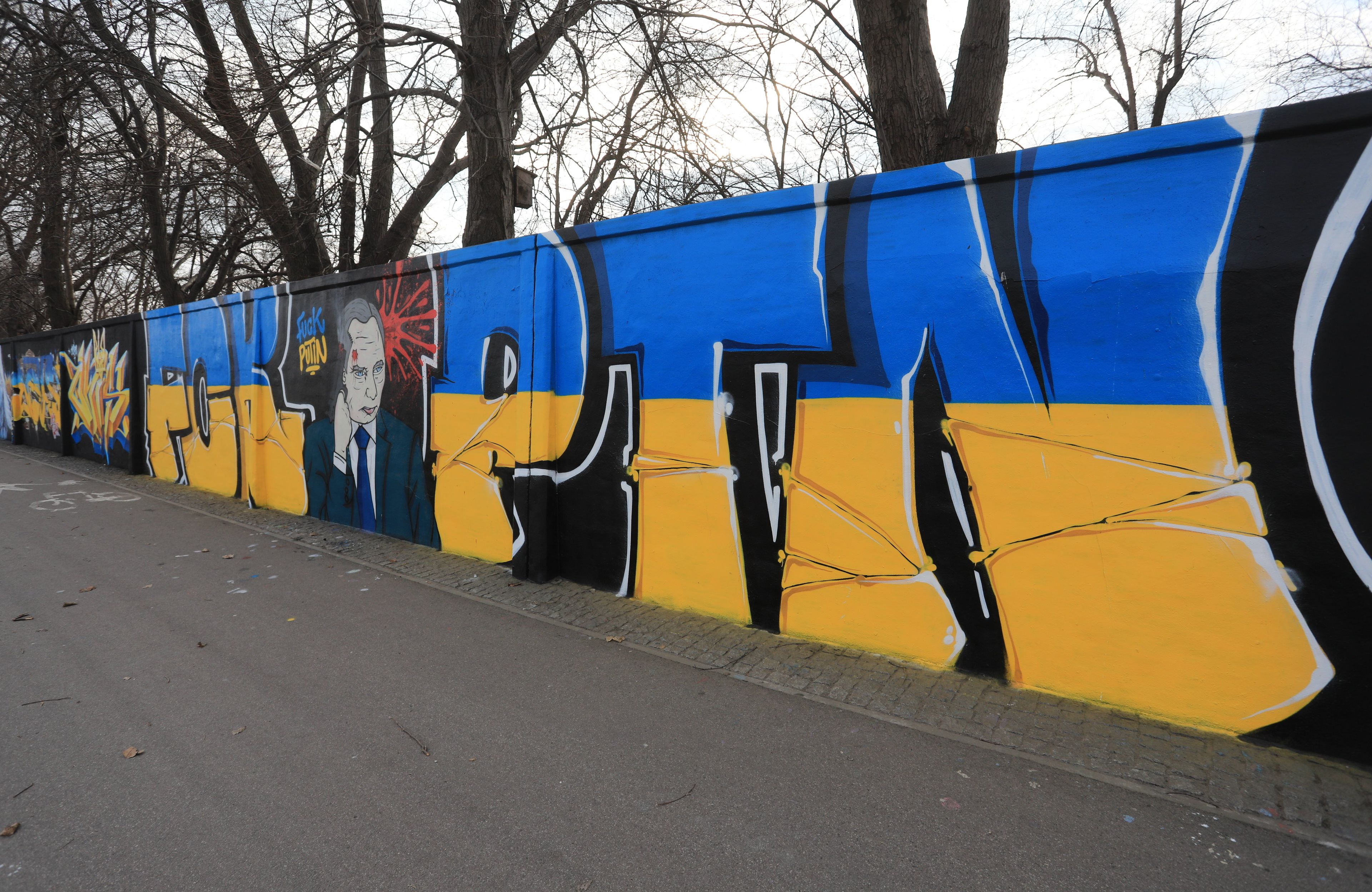 Murale na murze toru wyscigów konnych w Warszawie