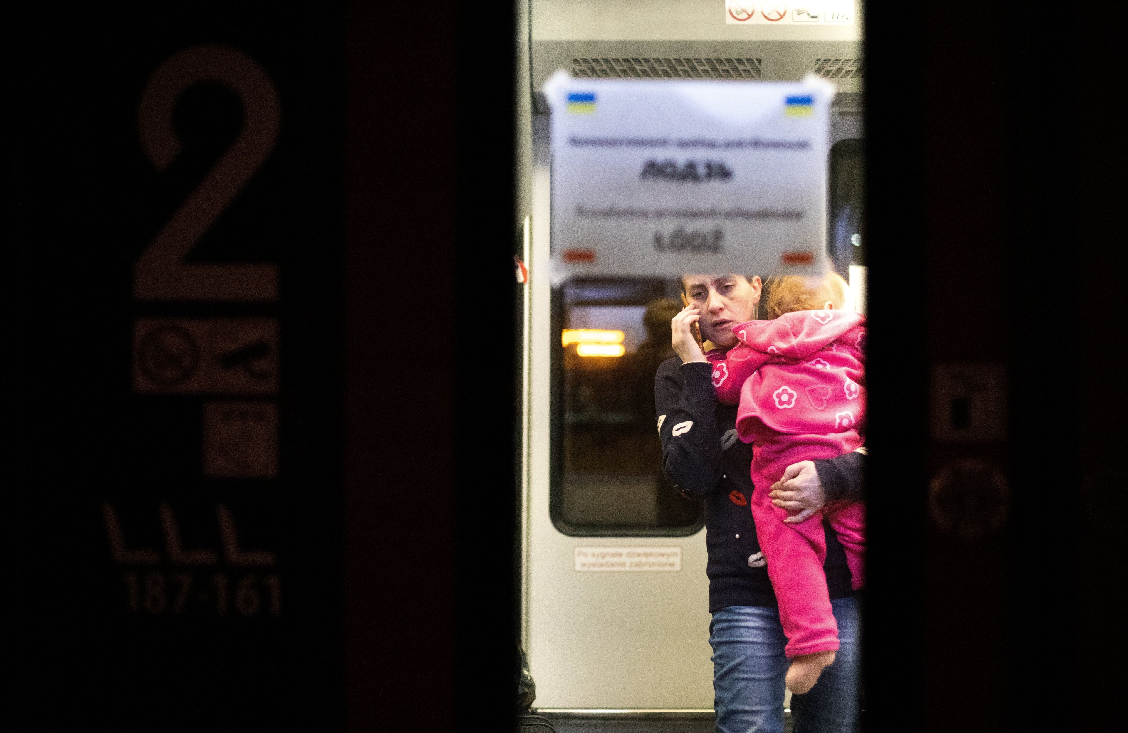 Uchodzcy wojenni z Ukrainy na Dworcu Glównym PKP w Chelmie