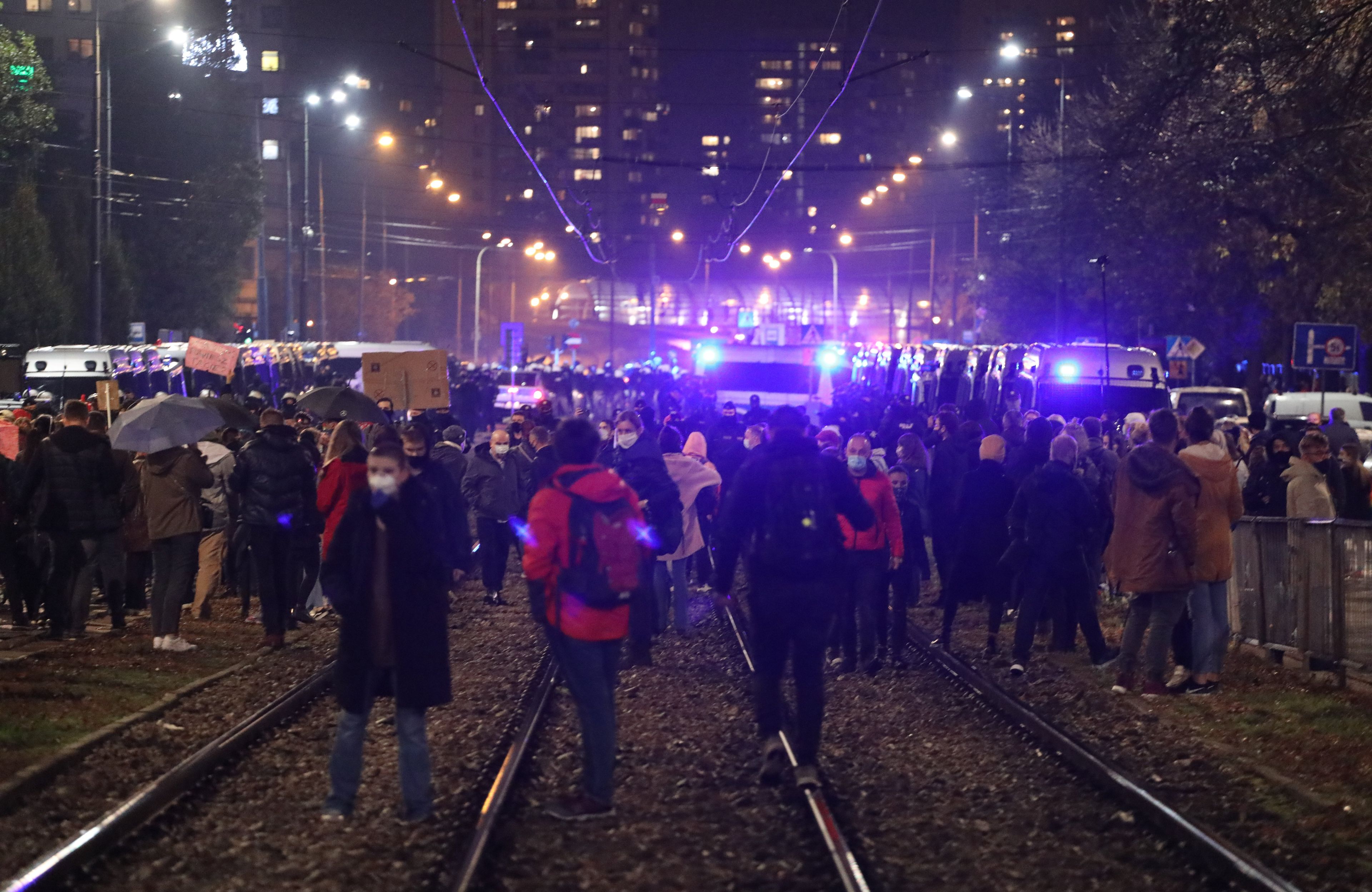 Demonstracja pod domem Kaczynskiego po wyroku TK, zakazujacego aborcji z powodu wad genetycznych plodu