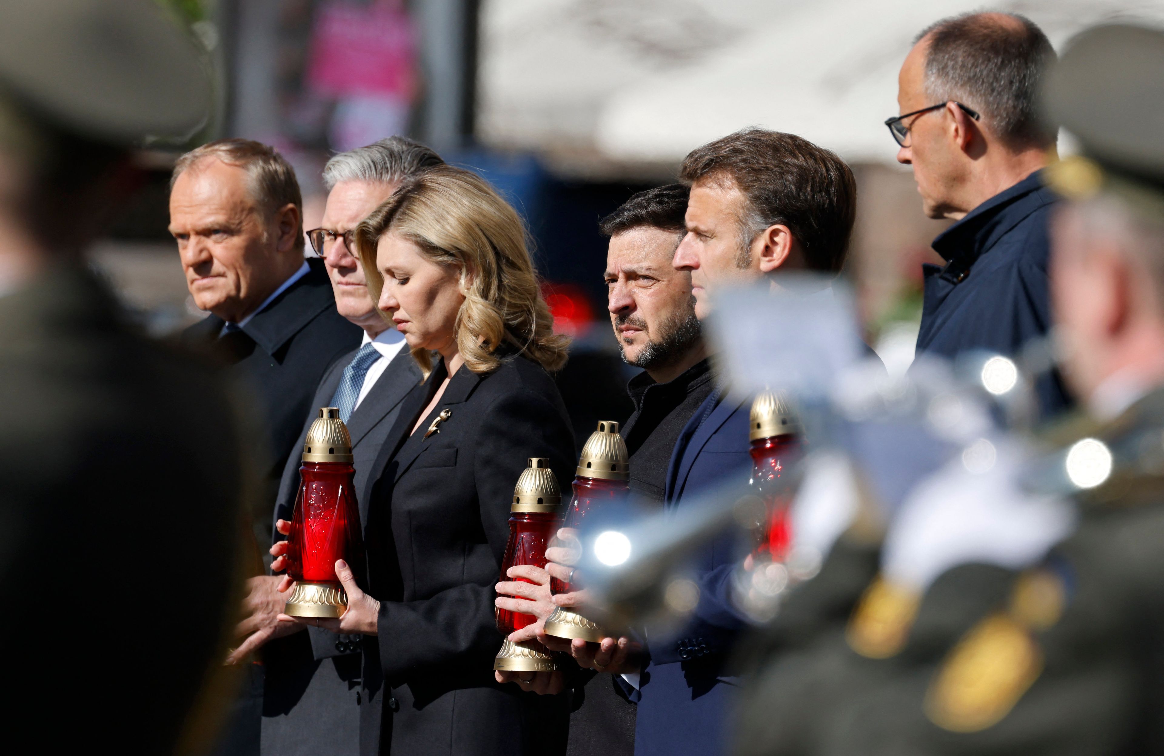 Tusk, Starmer, Olena Zełenska, Wołodymyr Zełenski, prezydent Macron i kanclerz Merz  przed pomnik poległych na pl. Niepodległości w Kijowie, 10.05.2025 r