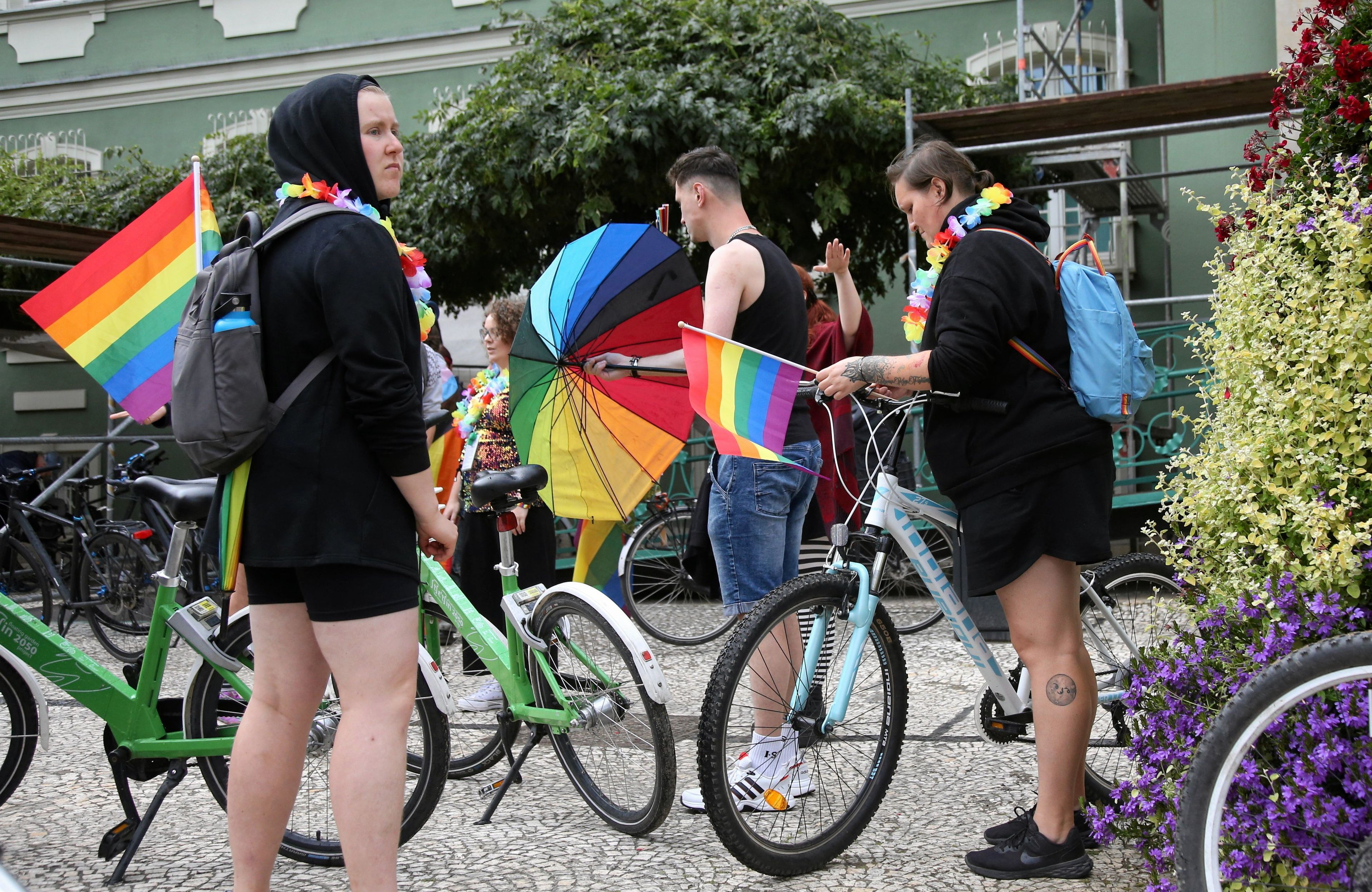Rowerzyści z tęczowymi flagami. Miasto 15-minutowe