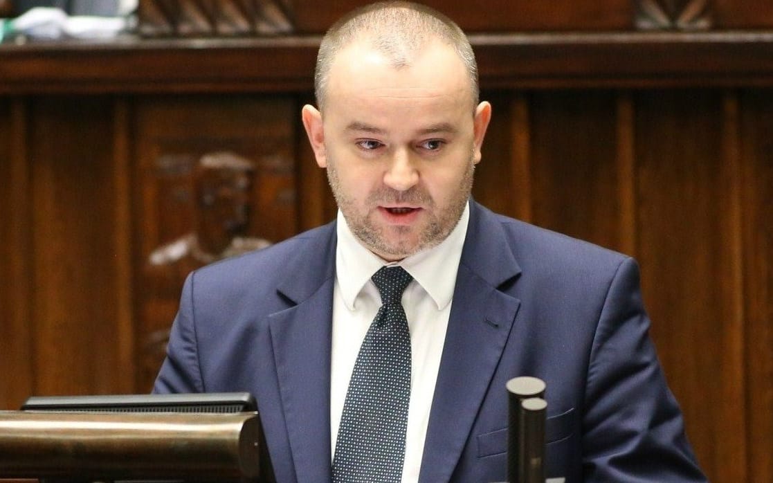 Grafika do artykułu Minister Mucha: Reforma sądów skraca postępowania, a skarga nadzwyczajna jest sukcesem. Nieprawda