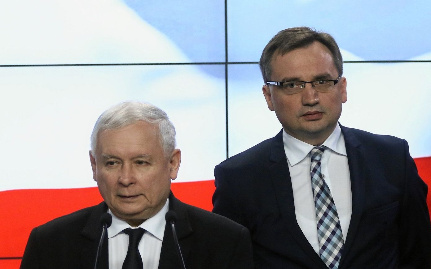 26.04.2018 Warszawa , ulica Nowogrodzka 84/86 . Siedziba partii Prawo i Sprawiedliwosc . Od lewej prezes Jaroslaw Kaczynski , Zbigniew Ziobro , Marcin Ociepa podczas oswiadczenia i prezentacji kandydatow na prezydentow miast w wyborach samorzadowych .
Fot. Slawomir Kaminski / Agencja Gazeta