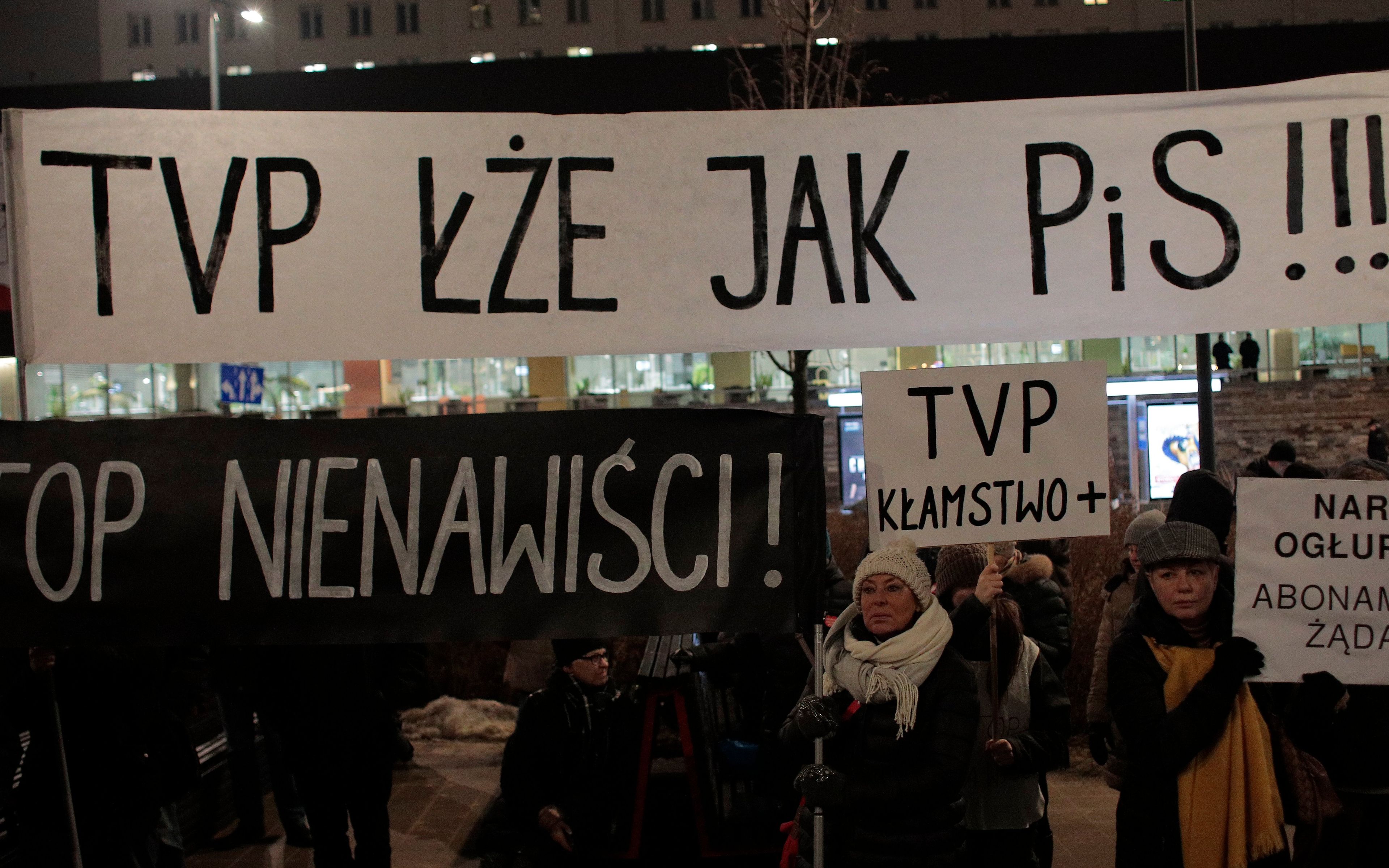16.01.2019 Warszawa , plac Powstancow Warszawy 7 . Protest pod redakcja TVP " Stop propagandzie nienawisci " .
Fot. Dawid Zuchowicz / Agencja Gazeta