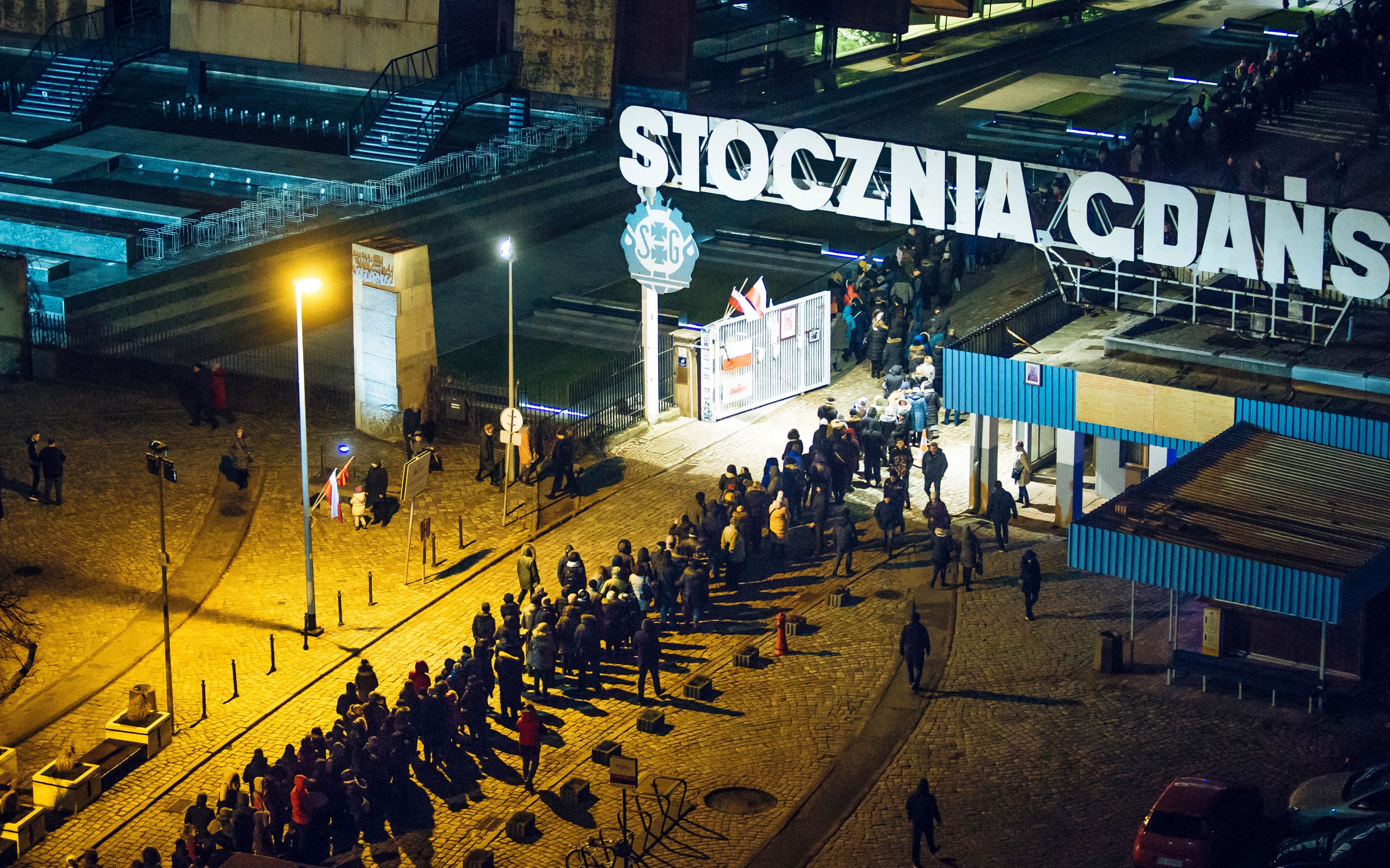 17.01.2019 Gdansk , plac Solidarnosci . Europejskie Centrum Solidarnosci . Pozegnanie zmarlego prezydenta Gdanska Pawla Adamowicza . Wystawienie trumny z cialem w ogrodzie zimowym Europejskiego Centrum Solidarnosci . Mieszkancy Trojmiasta w kolejce by pozegnac zmarlego prezydenta Gdanska Pawla Adamowicza .
Fot. Renata Dabrowska / Agencja Gazeta