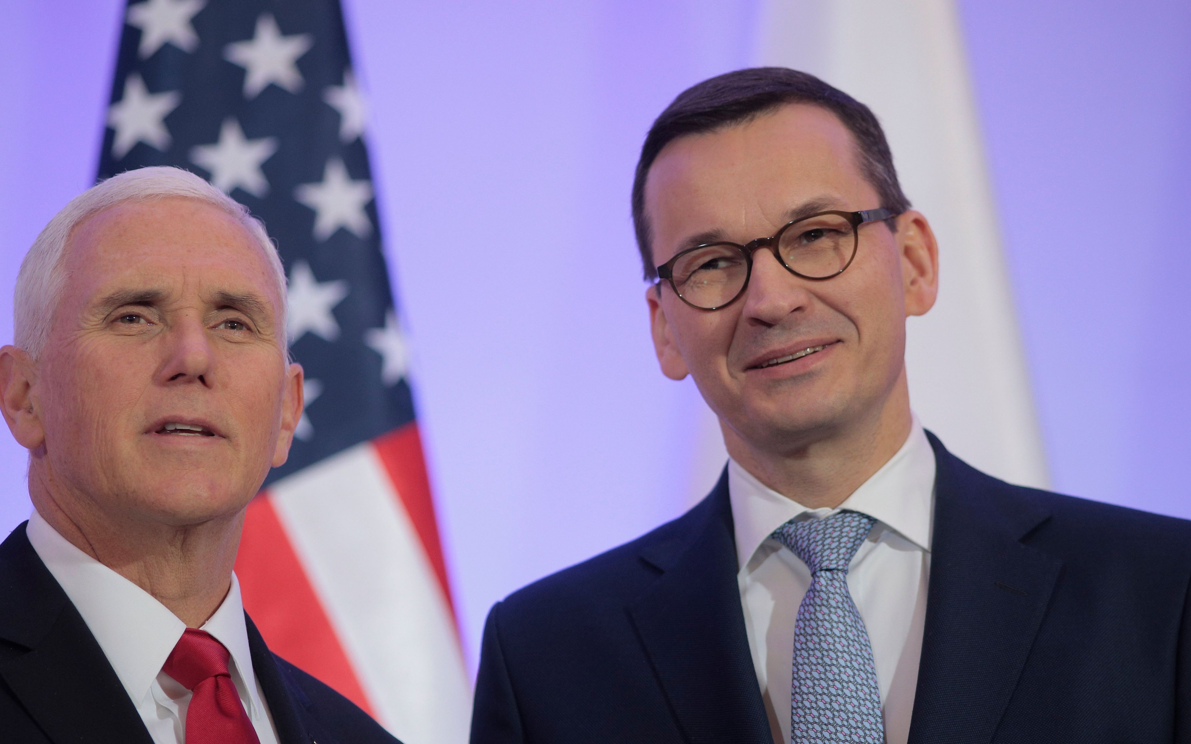 14.02.2019 Warszawa , Kancelaria Prezesa Rady Ministrow . Wiceprezydent USA Mike Pence , premier Mateusz Morawiecki podczas powitania przed oficjalnym spotkaniem w KPRM .
Fot. Dawid Zuchowicz / Agencja Gazeta