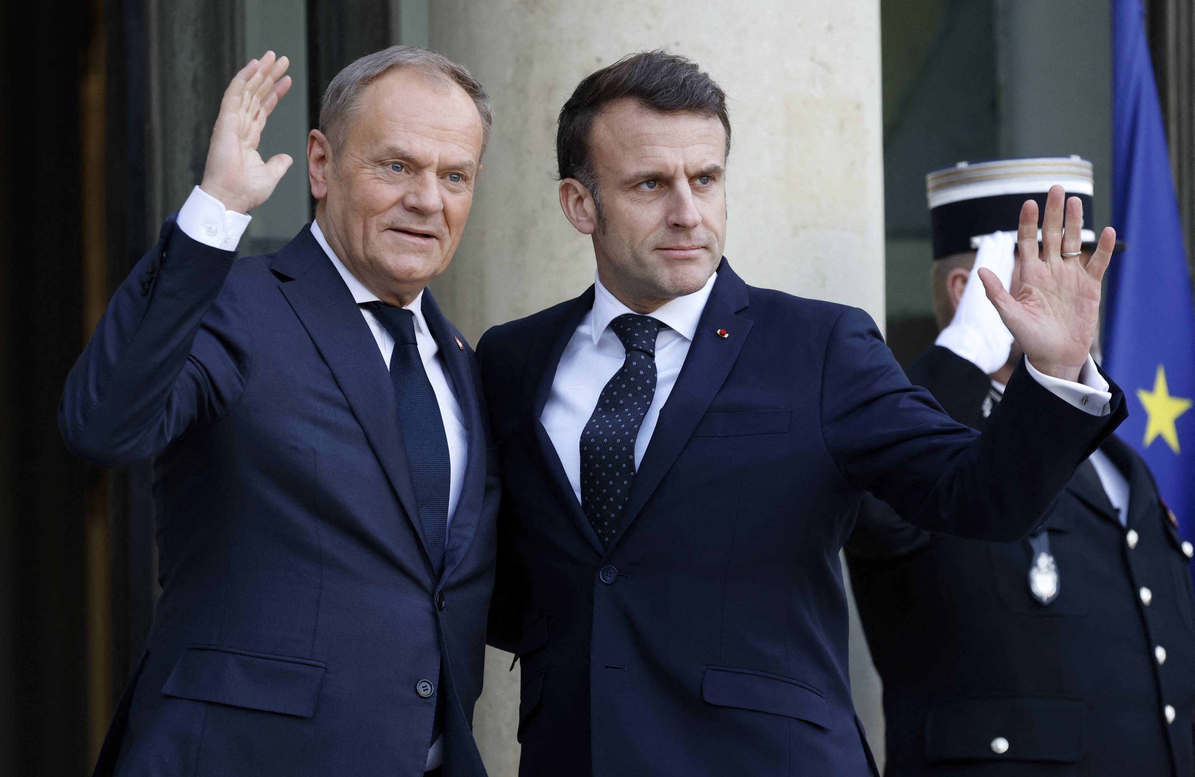 Prezydent Francji Emmanuel Macron wita premiera Polski Donalda Tuska przed nieformalnym szczytem przywódców europejskich w Pałacu Prezydenckim Elysee w Paryżu 17 lutego 2025 r.