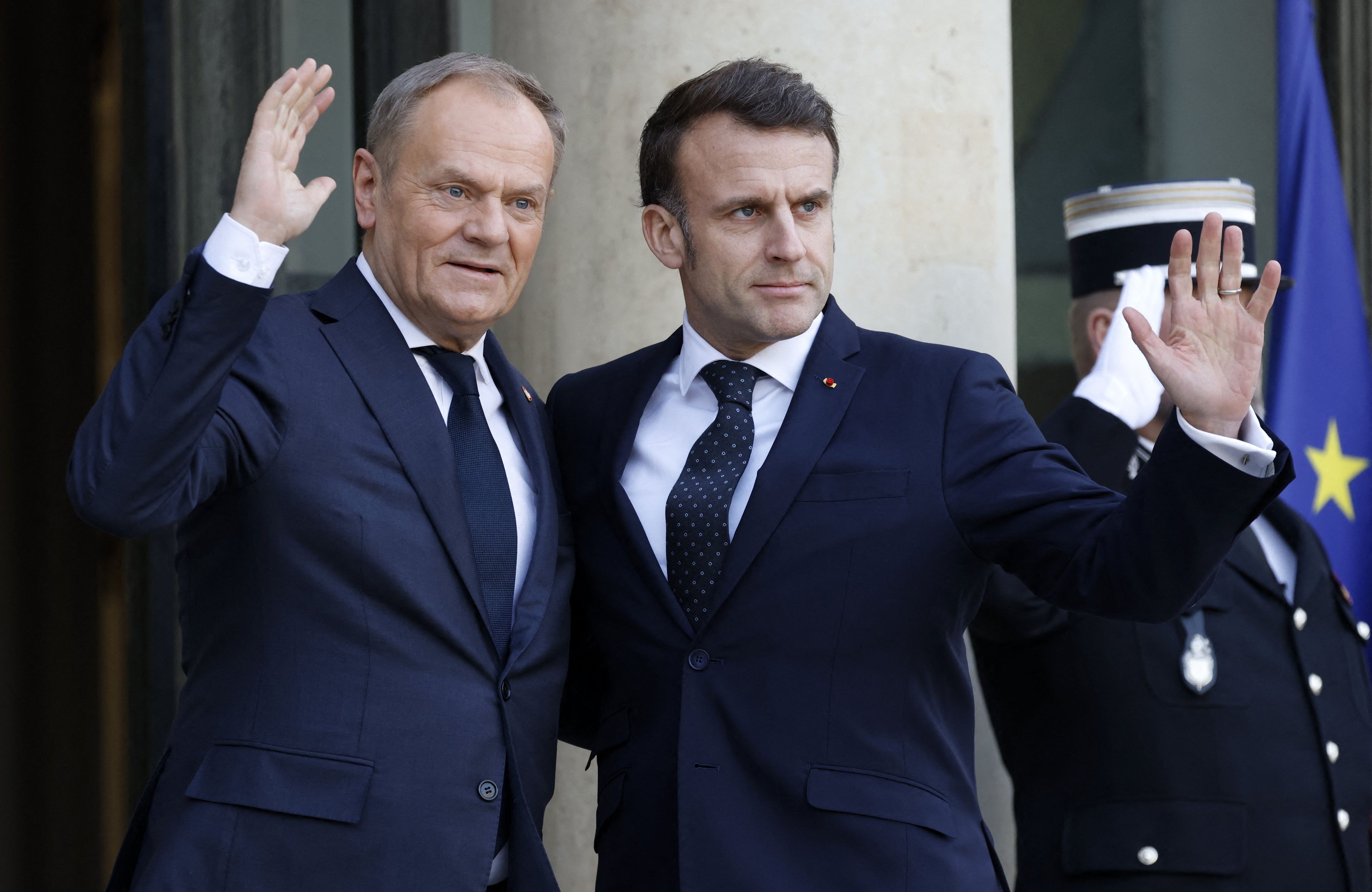 Prezydent Francji Emmanuel Macron wita premiera Polski Donalda Tuska przed nieformalnym szczytem przywódców europejskich w Pałacu Prezydenckim Elysee w Paryżu 17 lutego 2025 r.