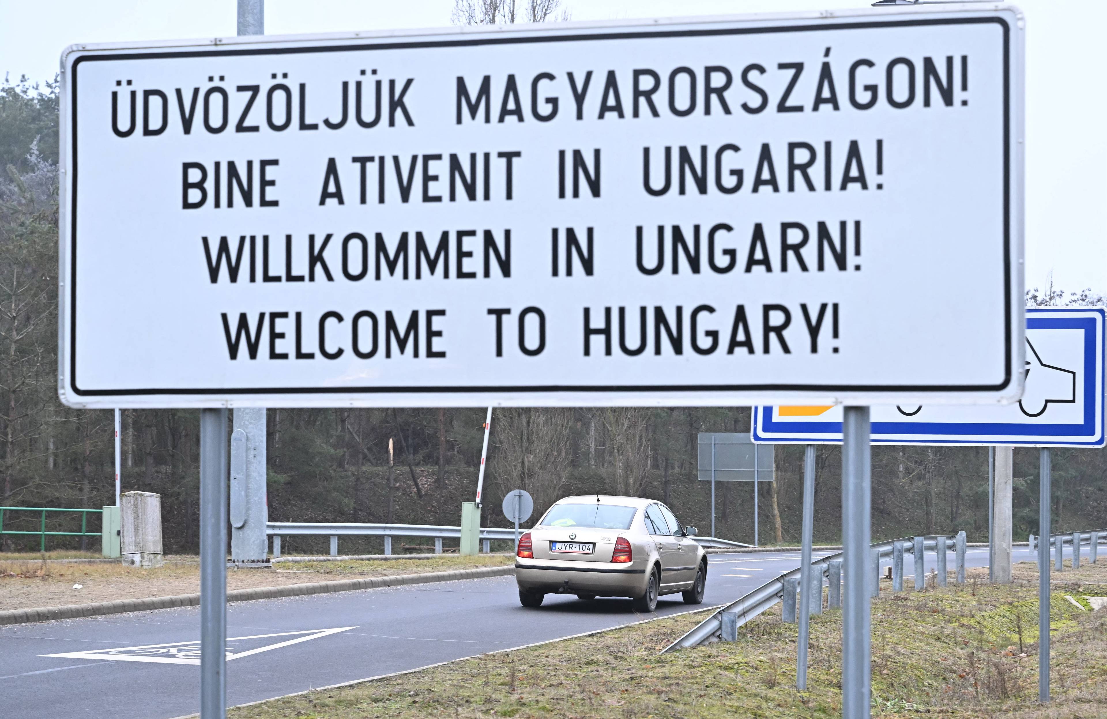 Tablica z napisem „Witamy na Węgrzech" po węgiersku, rumuńsku, niemiecku i angielsku