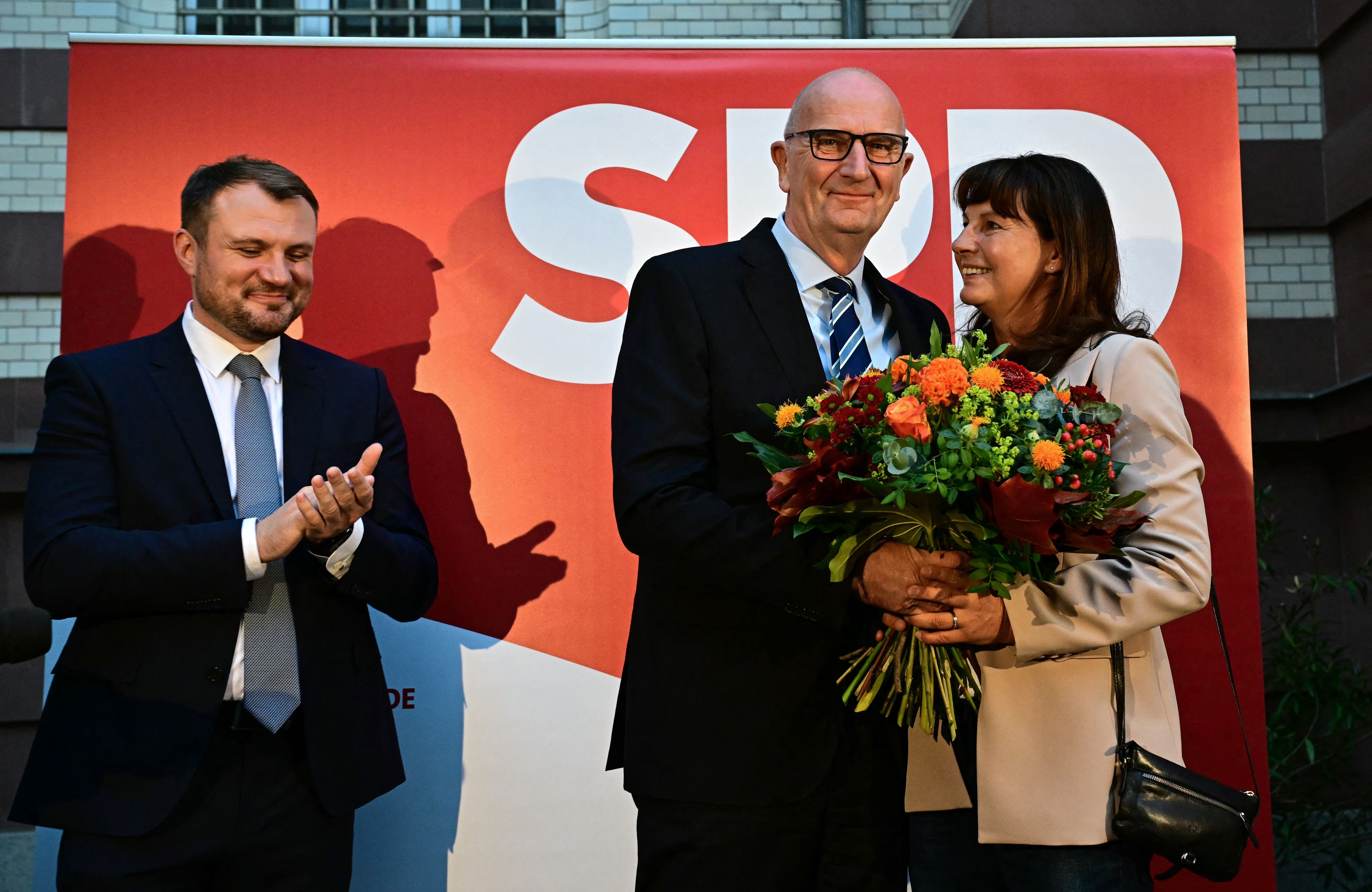 Premier Brandenburgii Dietmar Woidke przyjmuje kwiaty po zwycięstwie wyborczym