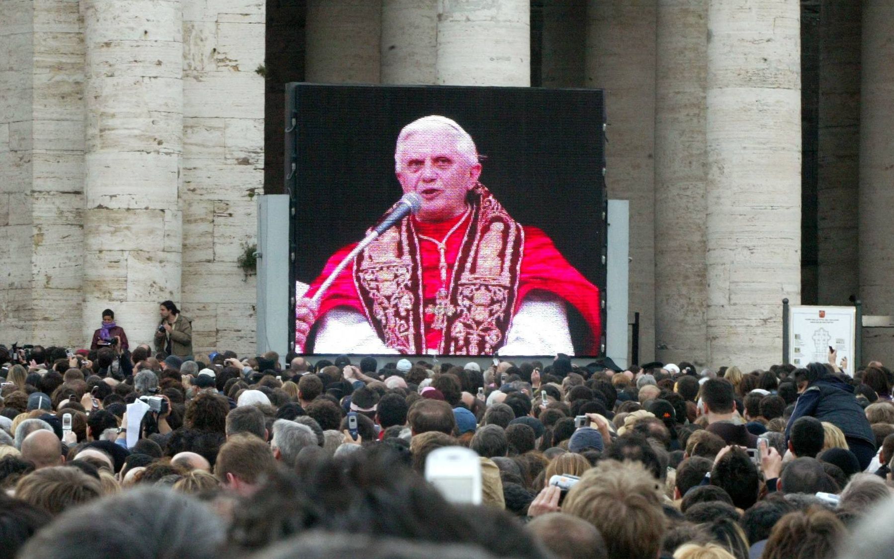 19.04.2005 WATYKAN BAZYLIKA SW PIOTRA 
NOWY PAPIEZ BENEDYKT XVI - KARDYNAL JOSEPH RATZINGER 
N/Z TLUMY WIERNYCH NA PLACU SW PIOTRA 
FOT. KUBA ATYS / Agencja Wyborcza.pl
