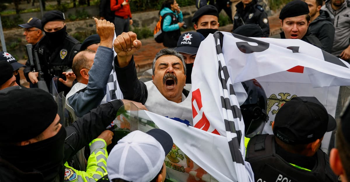 W tłumie ludzie stają się głupi i niebezpieczni? Sprawdzamy - OKO.press