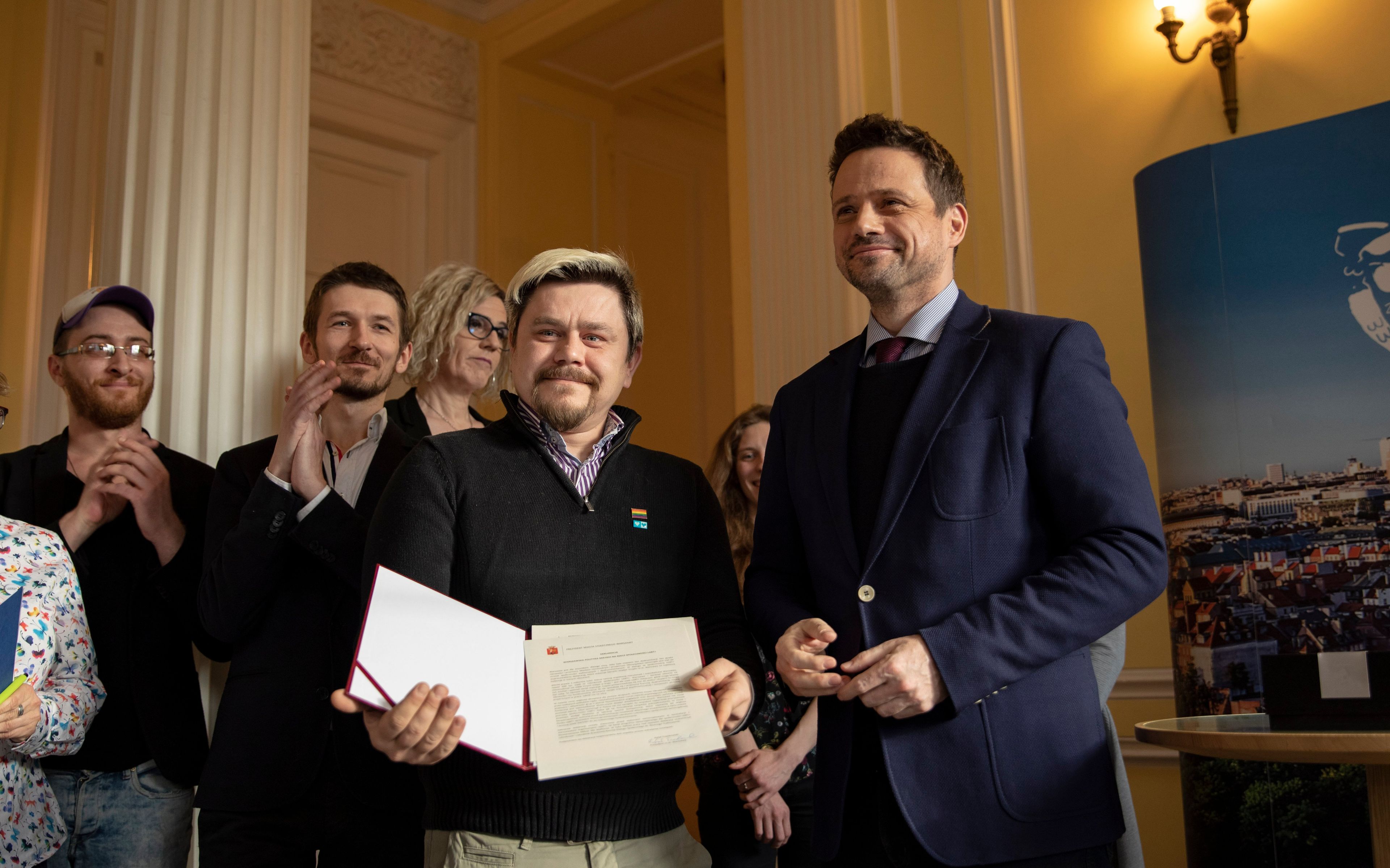 18.02.2019 Warszawa , plac Bankowy 3 / 5 . Iga Kostrzewa (L), Hubert Sobecki (3L), Oktawiusz Chrzanowski (5L), prezydent Warszawy Rafal Trzaskowski (P) podczas podpisania Warszawskiej Deklaracji LGBT+ . 
Fot. Dawid Zuchowicz / Agencja Gazeta
