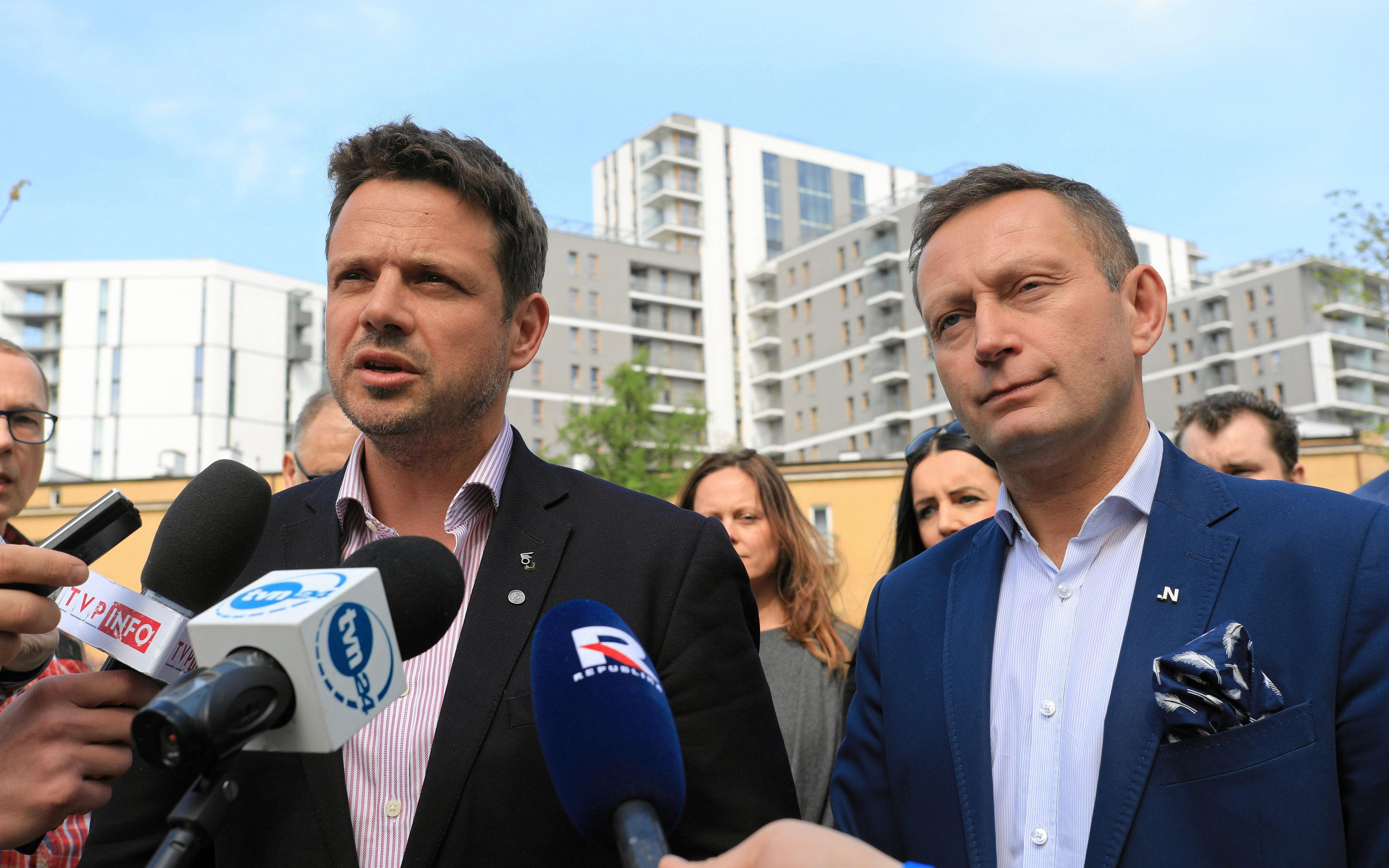 23.04.2018 Warszawa . Odolany . Wspolna konferencja prasowa kandydatow na prezydenta Warszawy . Rafal Trzaskowski (l) - Platforma Obywatelska i Pawel Rabiej (p) - Nowoczesna .
Fot. Jacek Marczewski / Agencja Gazeta