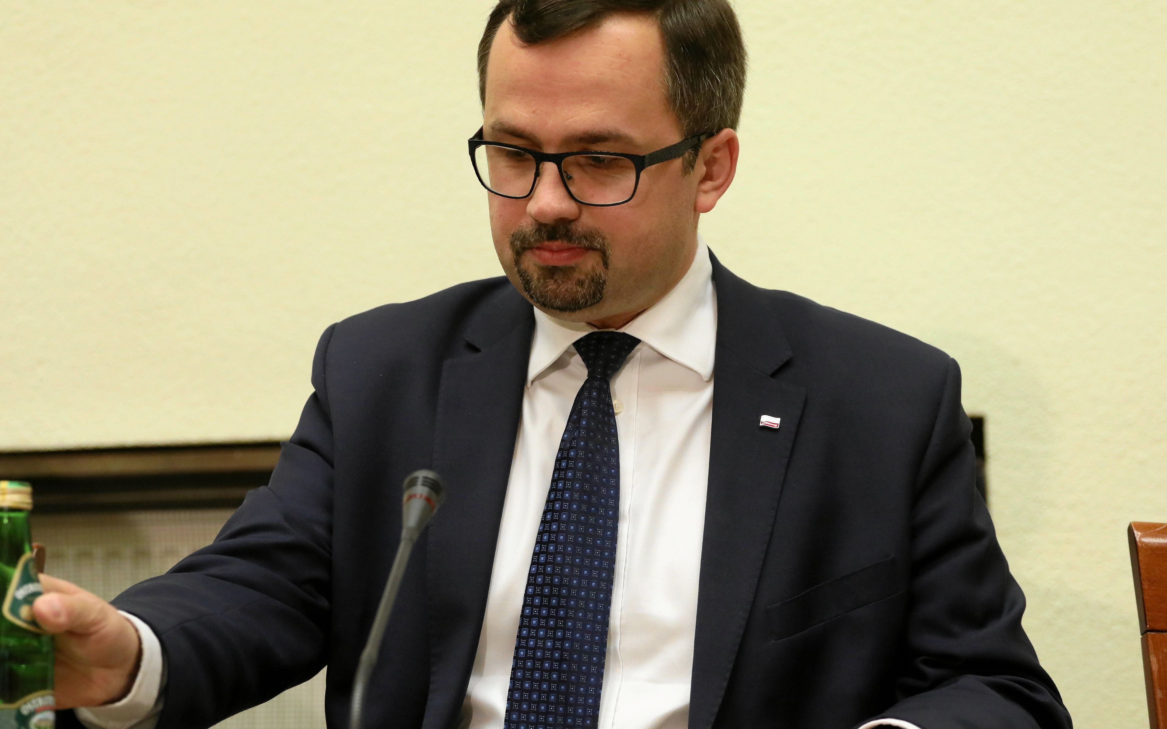 29.05.2019 Warszawa , Sejm . Komisja Sledcza do zbadania prawidlowosci i legalnosci dzialan oraz wystepowania zaniedban i zaniechan organow i instytucji publicznych w zakresie zapewnienia dochodow Skarbu Panstwa z tytulu podatku od towarow i uslug i podatku akcyzowego w okresie od grudnia 2007 roku do listopada 2015 roku (SKVAT). Zgodnie z harmonogramem komisja miala przesluchac b. premiera Donalda Tuska. Tusk jednak nie pojawi sie na przesluchaniu, poniewaz w tym czasie jedzie do Azji i bedzie przewodzil delegacji europejskiej . Na zdjeciu przewodniczacy Komisji Marcin Horala .
Fot. Slawomir Kaminski / Agencja Gazeta
